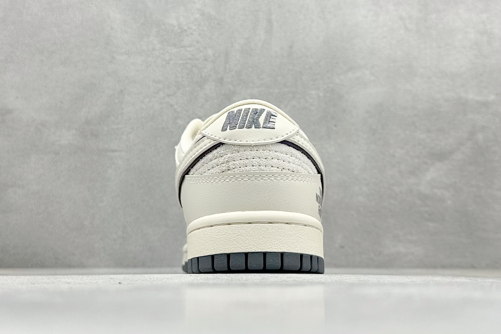 图片[6]-Nike SB Dunk Low x The North Face 白灰 纯原大厂出品 极力推荐 原装头层材料 独家版型蒸餾加工 帶來的是更好的视觉和脚感体验 大厂纯原品质出货 清洁度 电绣工艺 皮料切割干净无任何毛边 细节完美 货号：XX2025 326 尺码：36 36.5 37.5 38 38.5 39 40 40.5 41 42 42.5 43 44 44.5 45-选品中心