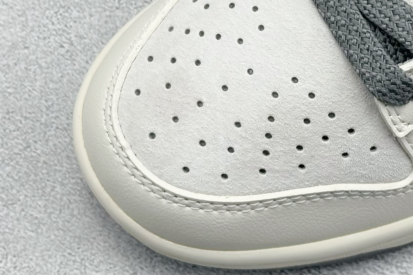 图片[7]-Nike SB Dunk Low x The North Face 白灰 纯原大厂出品 极力推荐 原装头层材料 独家版型蒸餾加工 帶來的是更好的视觉和脚感体验 大厂纯原品质出货 清洁度 电绣工艺 皮料切割干净无任何毛边 细节完美 货号：XX2025 326 尺码：36 36.5 37.5 38 38.5 39 40 40.5 41 42 42.5 43 44 44.5 45-选品中心