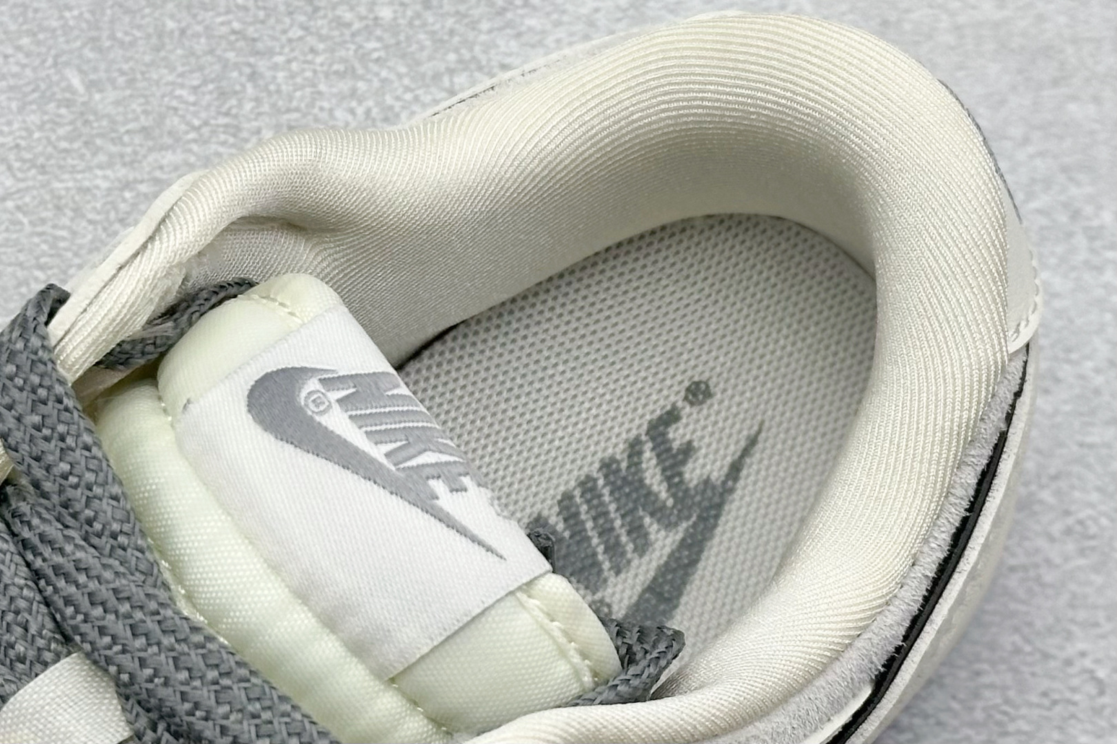 图片[8]-Nike SB Dunk Low x The North Face 白灰 纯原大厂出品 极力推荐 原装头层材料 独家版型蒸餾加工 帶來的是更好的视觉和脚感体验 大厂纯原品质出货 清洁度 电绣工艺 皮料切割干净无任何毛边 细节完美 货号：XX2025 326 尺码：36 36.5 37.5 38 38.5 39 40 40.5 41 42 42.5 43 44 44.5 45-选品中心