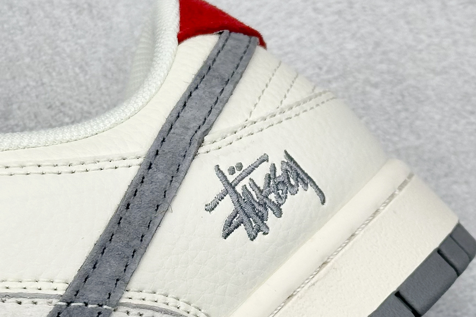 图片[9]-Nike SB Dunk Low“ 斯图西联名——灰猪八红尾” 周年高端定制 低帮休闲板鞋 定制鞋盒 大厂纯原品质出货 超高清洁度 皮料切割干净无任何毛边 细节完美 货号：XY1688-015 尺码：36 36.5 37.5 38 38.5 39 40 40.5 41 42 42.5 43 44 44.5 45-选品中心