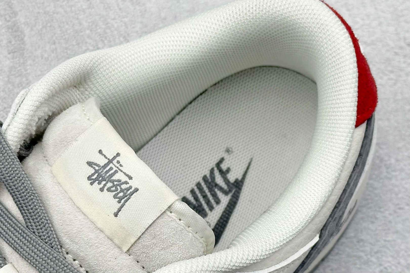 图片[8]-Nike SB Dunk Low“ 斯图西联名——灰猪八红尾” 周年高端定制 低帮休闲板鞋 定制鞋盒 大厂纯原品质出货 超高清洁度 皮料切割干净无任何毛边 细节完美 货号：XY1688-015 尺码：36 36.5 37.5 38 38.5 39 40 40.5 41 42 42.5 43 44 44.5 45-选品中心