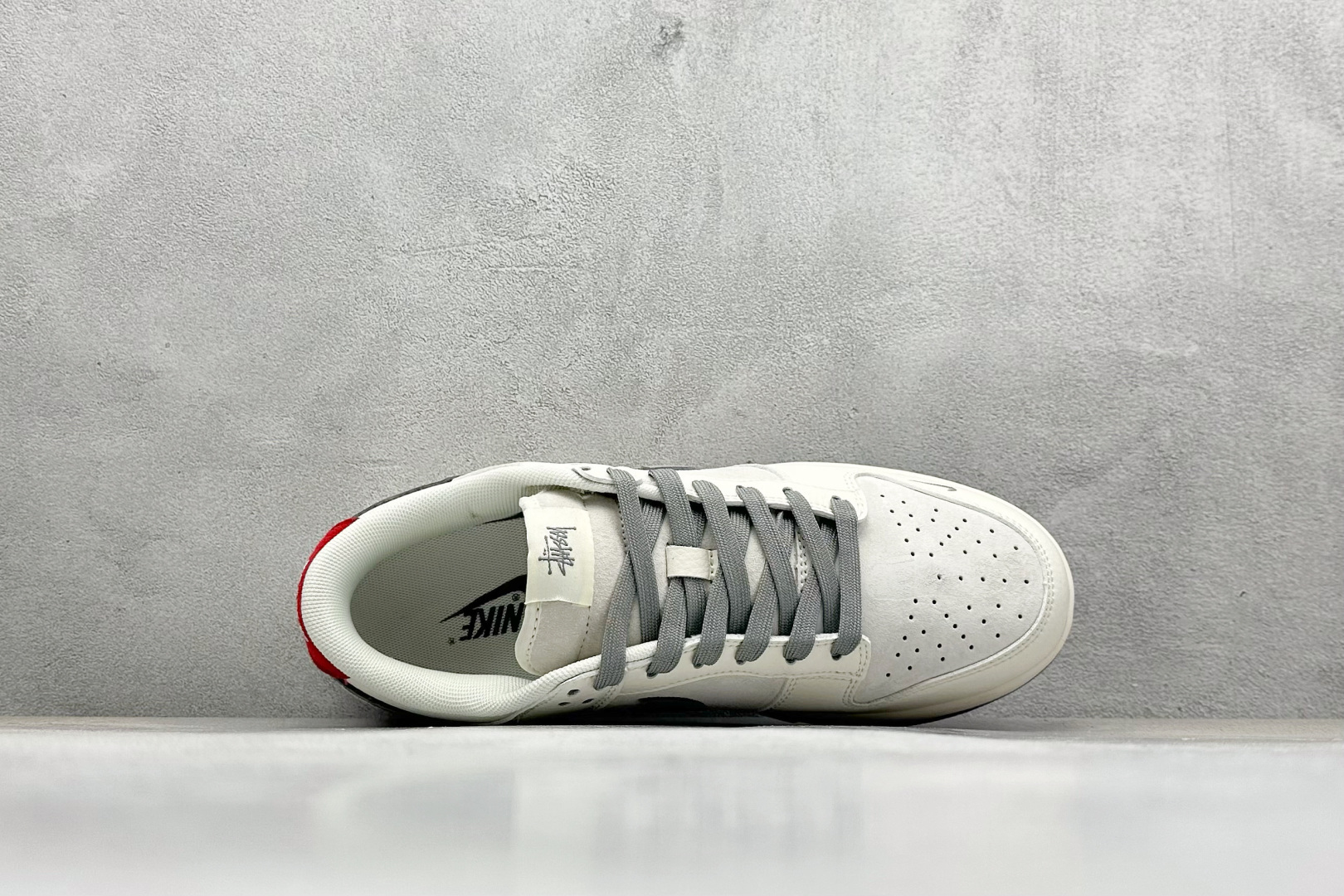 图片[3]-Nike SB Dunk Low“ 斯图西联名——灰猪八红尾” 周年高端定制 低帮休闲板鞋 定制鞋盒 大厂纯原品质出货 超高清洁度 皮料切割干净无任何毛边 细节完美 货号：XY1688-015 尺码：36 36.5 37.5 38 38.5 39 40 40.5 41 42 42.5 43 44 44.5 45-选品中心