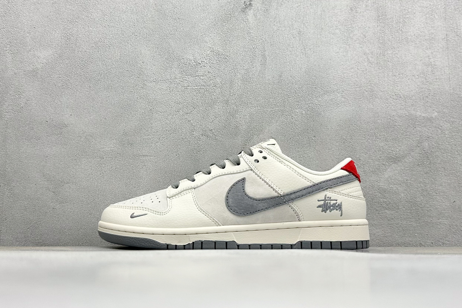 Nike SB Dunk Low“ 斯图西联名——灰猪八红尾” 周年高端定制 低帮休闲板鞋 定制鞋盒 大厂纯原品质出货 超高清洁度 皮料切割干净无任何毛边 细节完美 货号：XY1688-015 尺码：36 36.5 37.5 38 38.5 39 40 40.5 41 42 42.5 43 44 44.5 45-选品中心