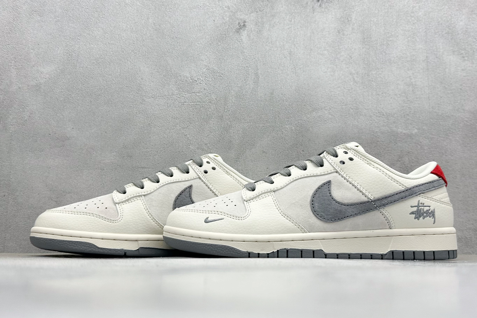 图片[5]-Nike SB Dunk Low“ 斯图西联名——灰猪八红尾” 周年高端定制 低帮休闲板鞋 定制鞋盒 大厂纯原品质出货 超高清洁度 皮料切割干净无任何毛边 细节完美 货号：XY1688-015 尺码：36 36.5 37.5 38 38.5 39 40 40.5 41 42 42.5 43 44 44.5 45-选品中心