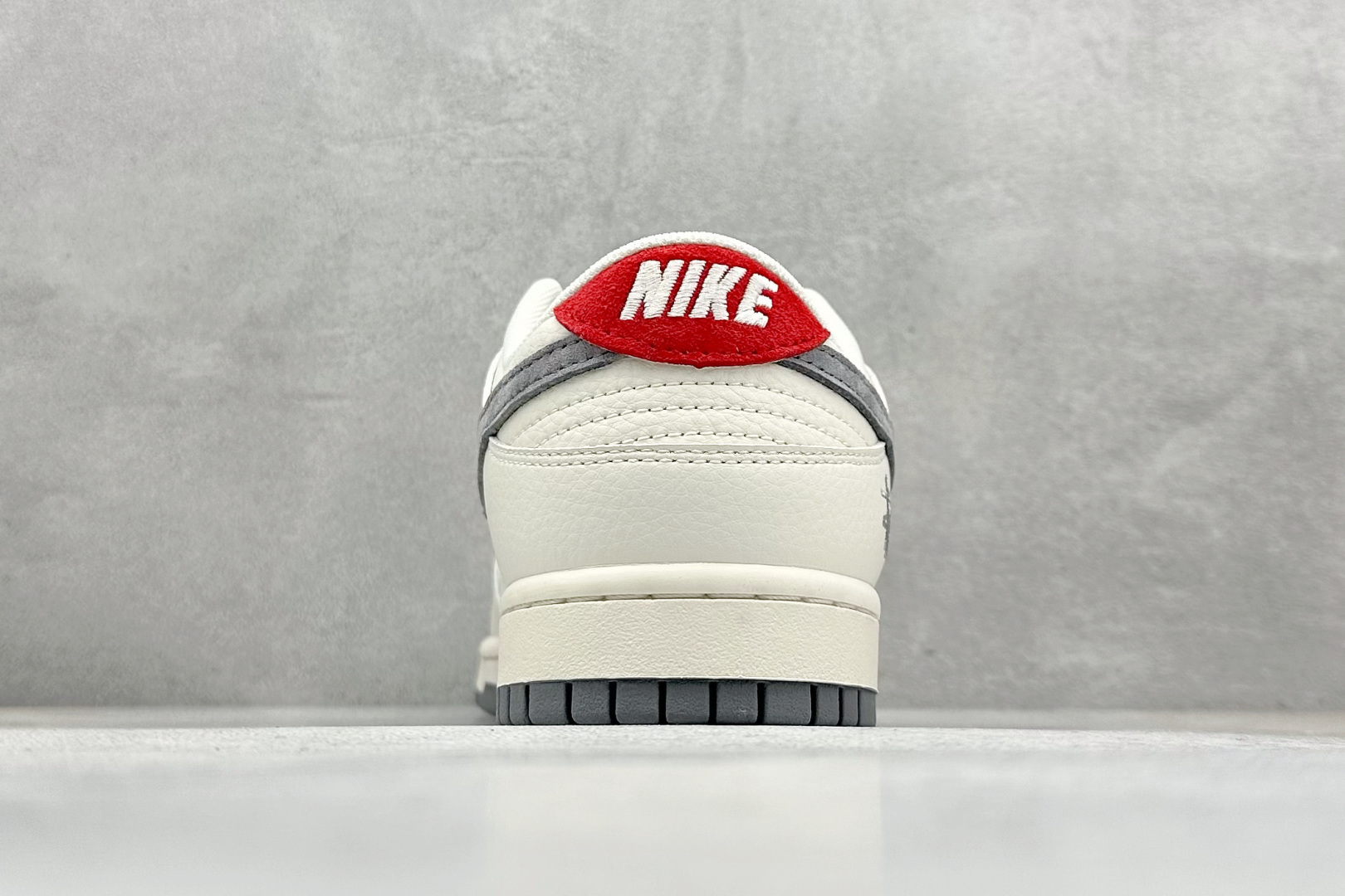 图片[6]-Nike SB Dunk Low“ 斯图西联名——灰猪八红尾” 周年高端定制 低帮休闲板鞋 定制鞋盒 大厂纯原品质出货 超高清洁度 皮料切割干净无任何毛边 细节完美 货号：XY1688-015 尺码：36 36.5 37.5 38 38.5 39 40 40.5 41 42 42.5 43 44 44.5 45-选品中心