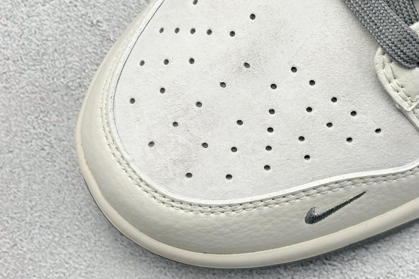 图片[7]-Nike SB Dunk Low“ 斯图西联名——灰猪八红尾” 周年高端定制 低帮休闲板鞋 定制鞋盒 大厂纯原品质出货 超高清洁度 皮料切割干净无任何毛边 细节完美 货号：XY1688-015 尺码：36 36.5 37.5 38 38.5 39 40 40.5 41 42 42.5 43 44 44.5 45-选品中心