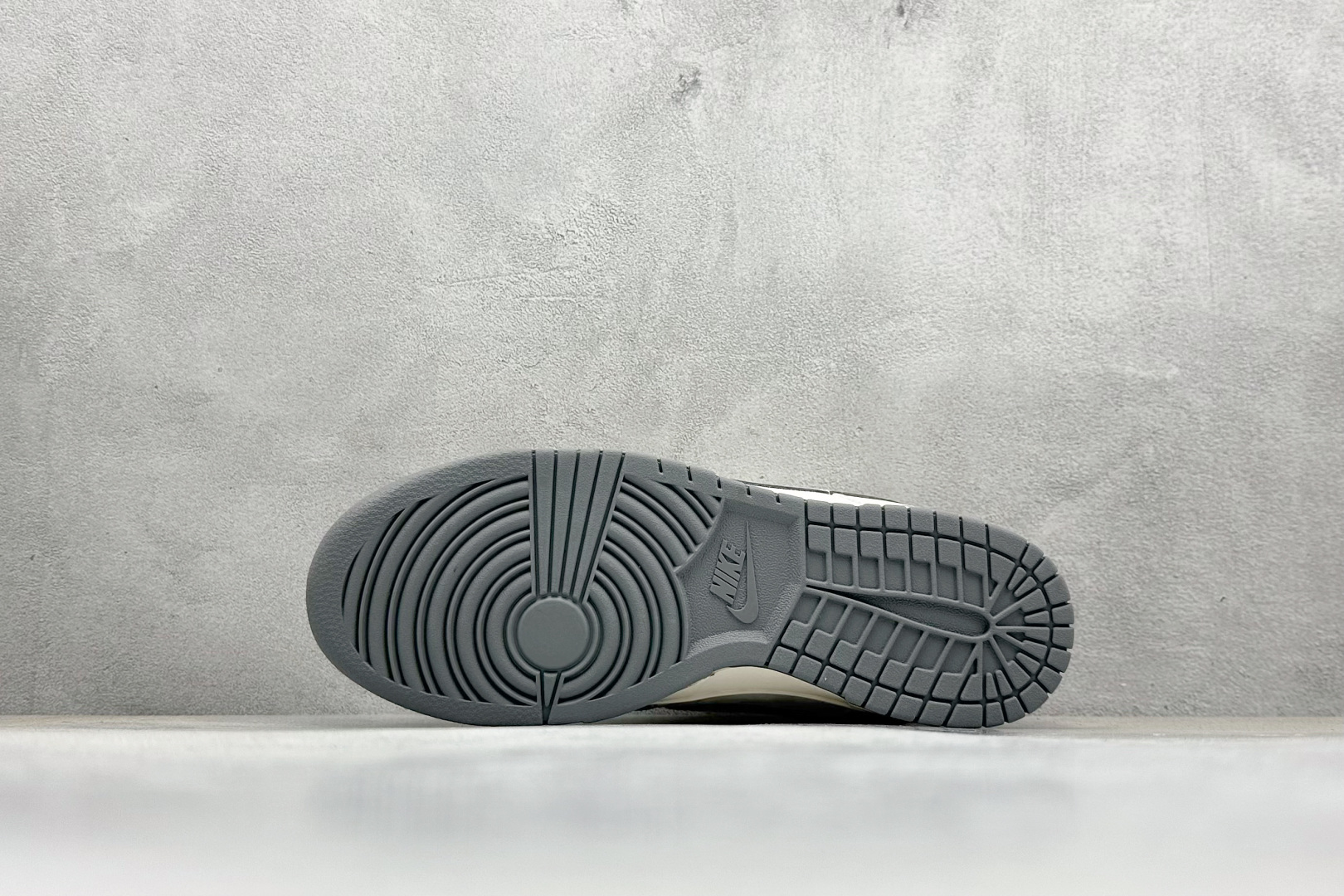 图片[4]-Nike SB Dunk Low“ 斯图西联名——灰猪八红尾” 周年高端定制 低帮休闲板鞋 定制鞋盒 大厂纯原品质出货 超高清洁度 皮料切割干净无任何毛边 细节完美 货号：XY1688-015 尺码：36 36.5 37.5 38 38.5 39 40 40.5 41 42 42.5 43 44 44.5 45-选品中心