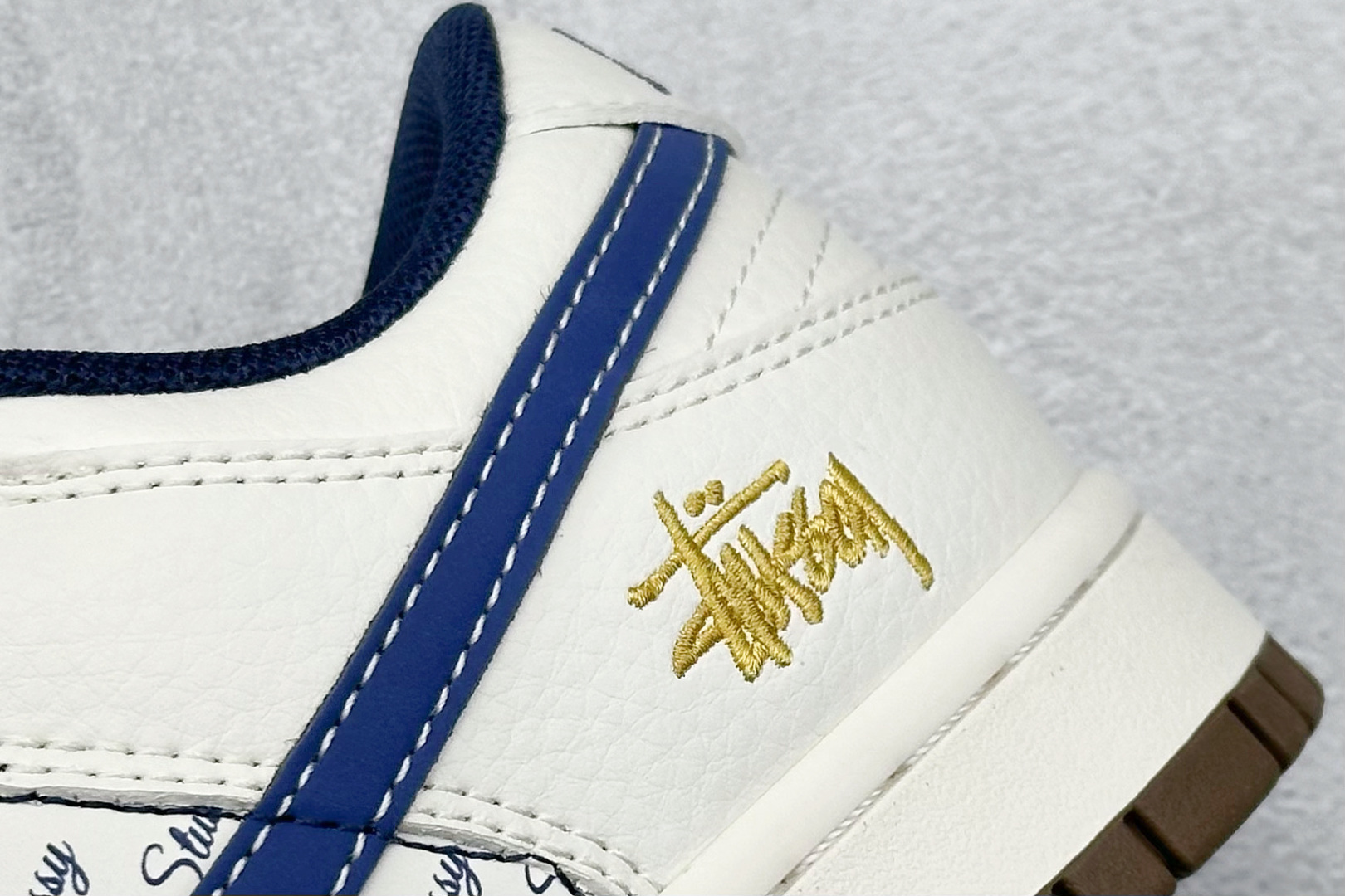 图片[9]-Nike SB Dunk Low“ 斯图西联名——金锈米蓝” 周年高端定制 低帮休闲板鞋 定制鞋盒 大厂纯原品质出货 超高清洁度 皮料切割干净无任何毛边 细节完美 货号：XY1688-011 尺码：36 36.5 37.5 38 38.5 39 40 40.5 41 42 42.5 43 44 44.5 45-选品中心