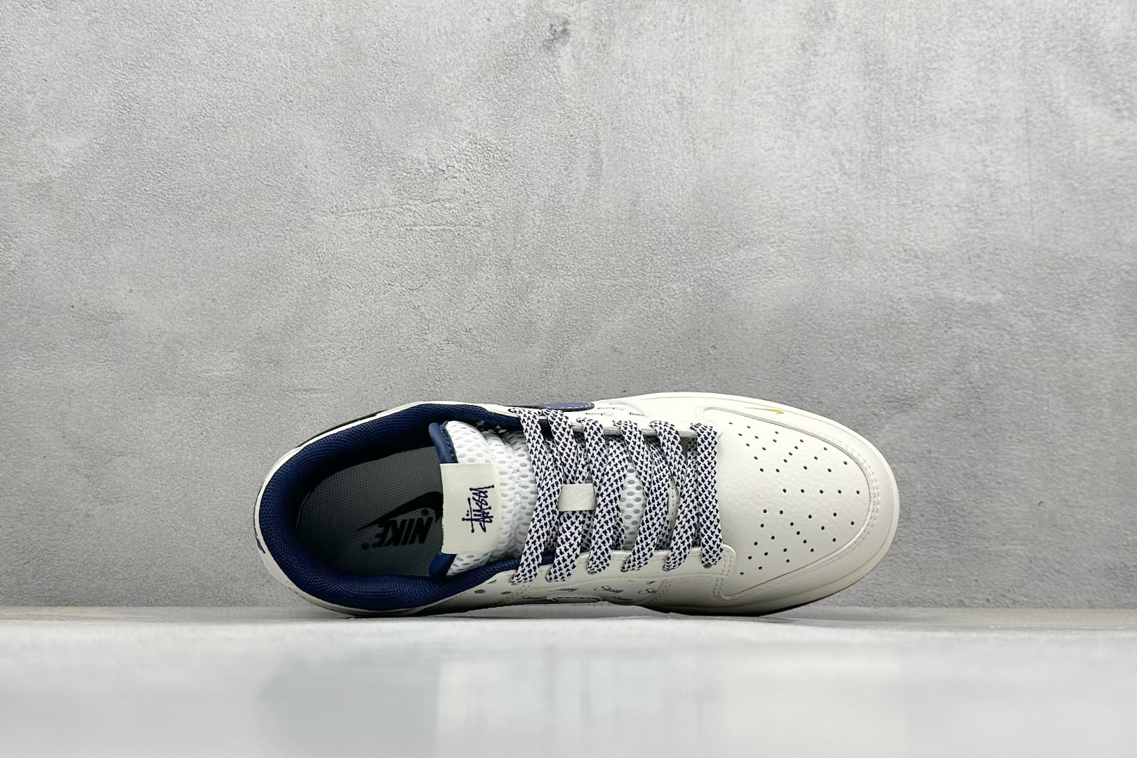 图片[3]-Nike SB Dunk Low“ 斯图西联名——金锈米蓝” 周年高端定制 低帮休闲板鞋 定制鞋盒 大厂纯原品质出货 超高清洁度 皮料切割干净无任何毛边 细节完美 货号：XY1688-011 尺码：36 36.5 37.5 38 38.5 39 40 40.5 41 42 42.5 43 44 44.5 45-选品中心