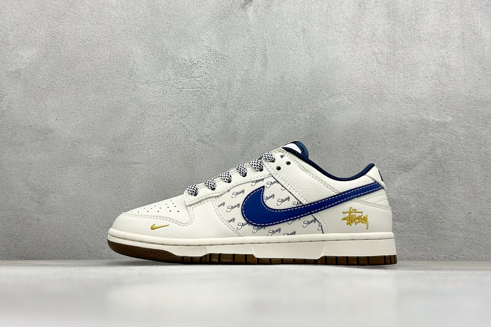 Nike SB Dunk Low“ 斯图西联名——金锈米蓝” 周年高端定制 低帮休闲板鞋 定制鞋盒 大厂纯原品质出货 超高清洁度 皮料切割干净无任何毛边 细节完美 货号:XY1688-011 尺码:36 36.5 37.5 38 38.5 39 40 40.5 41 42 42.5 43 44 44.5 45-选品中心