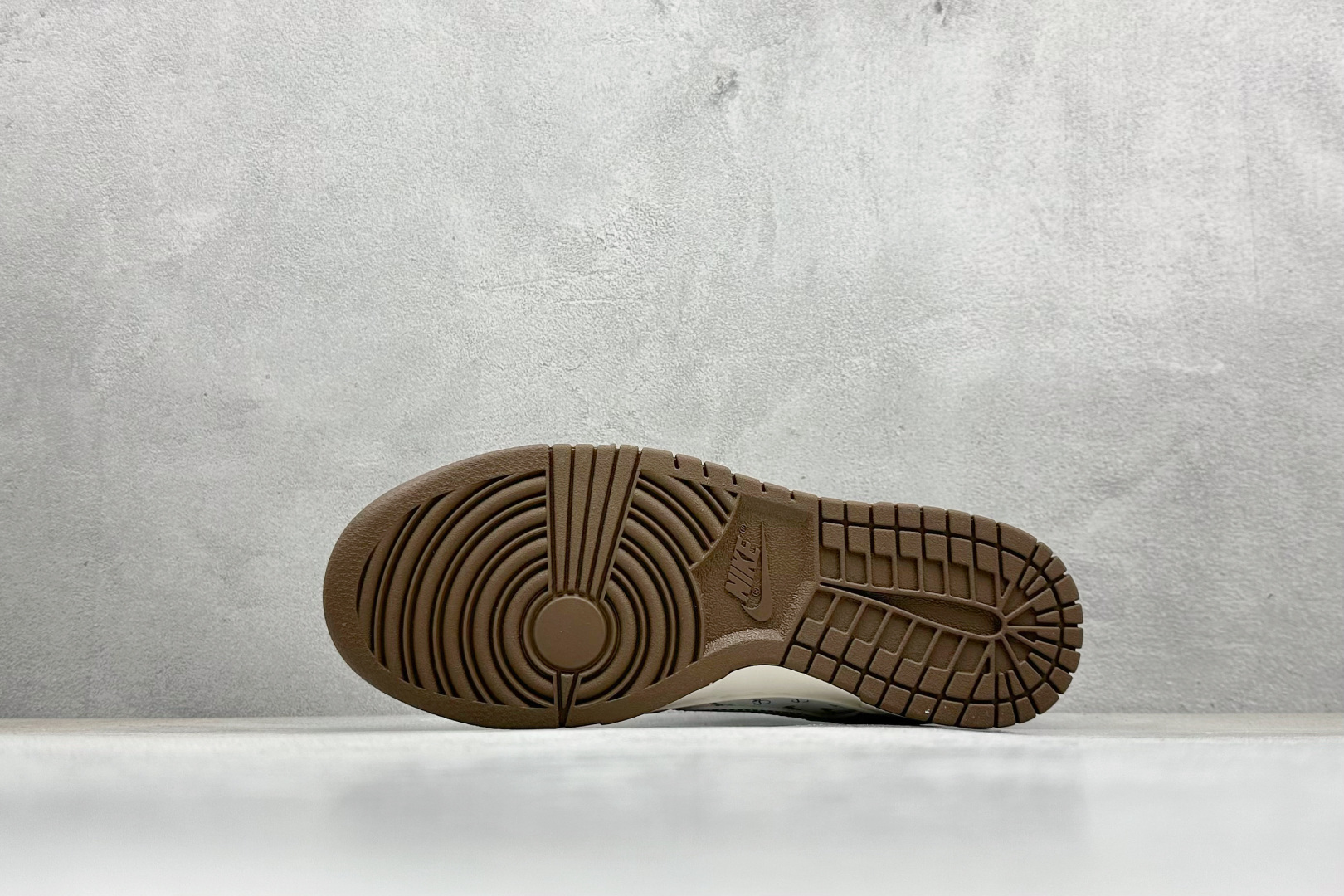 图片[4]-Nike SB Dunk Low“ 斯图西联名——金锈米蓝” 周年高端定制 低帮休闲板鞋 定制鞋盒 大厂纯原品质出货 超高清洁度 皮料切割干净无任何毛边 细节完美 货号：XY1688-011 尺码：36 36.5 37.5 38 38.5 39 40 40.5 41 42 42.5 43 44 44.5 45-选品中心