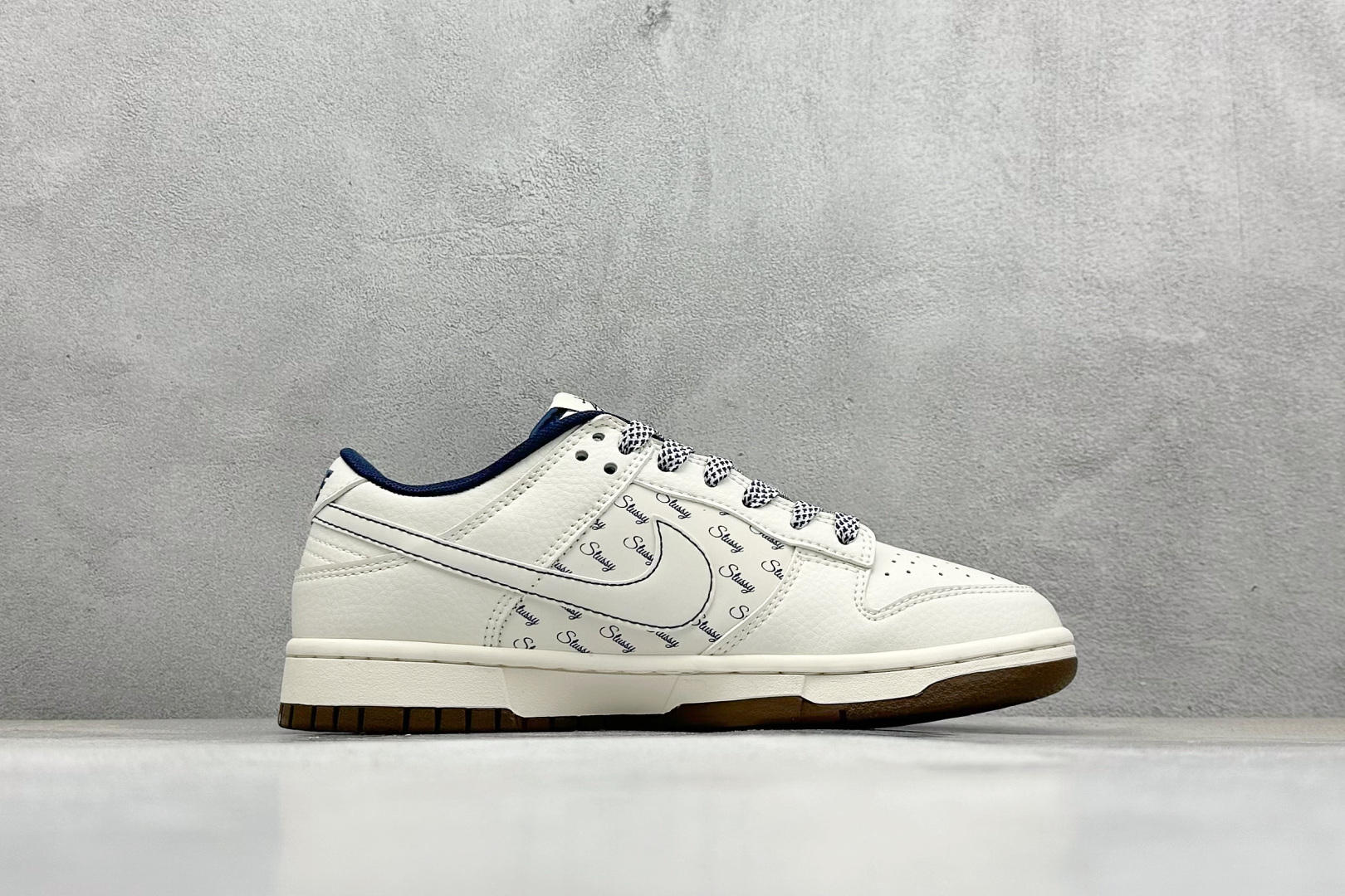 图片[2]-Nike SB Dunk Low“ 斯图西联名——金锈米蓝” 周年高端定制 低帮休闲板鞋 定制鞋盒 大厂纯原品质出货 超高清洁度 皮料切割干净无任何毛边 细节完美 货号：XY1688-011 尺码：36 36.5 37.5 38 38.5 39 40 40.5 41 42 42.5 43 44 44.5 45-选品中心