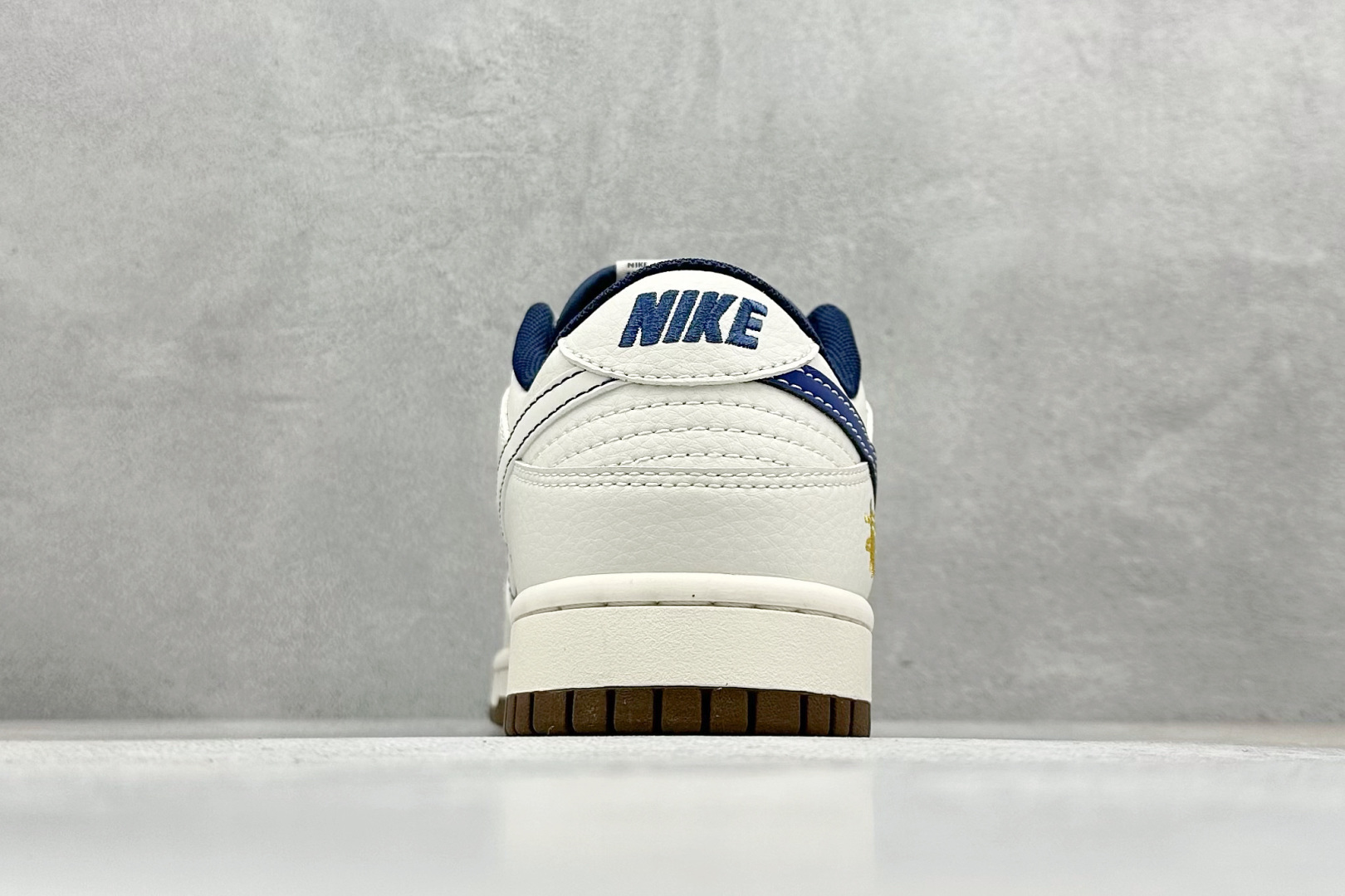 图片[6]-Nike SB Dunk Low“ 斯图西联名——金锈米蓝” 周年高端定制 低帮休闲板鞋 定制鞋盒 大厂纯原品质出货 超高清洁度 皮料切割干净无任何毛边 细节完美 货号：XY1688-011 尺码：36 36.5 37.5 38 38.5 39 40 40.5 41 42 42.5 43 44 44.5 45-选品中心