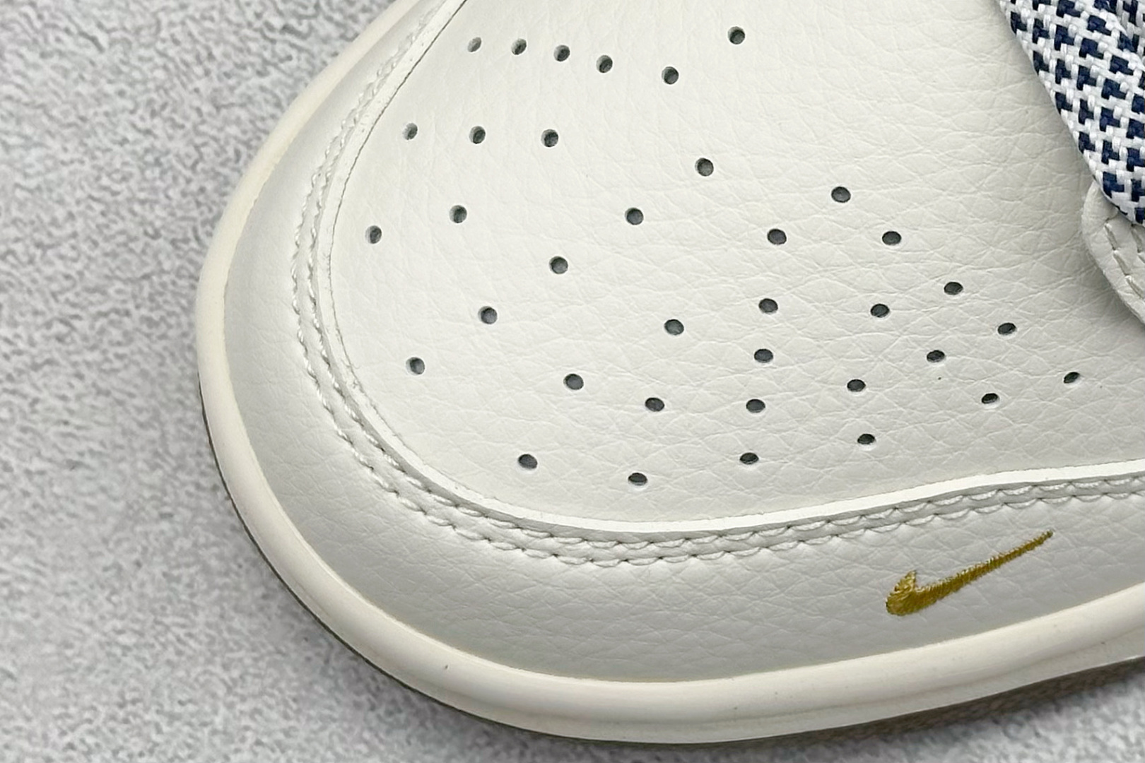 图片[7]-Nike SB Dunk Low“ 斯图西联名——金锈米蓝” 周年高端定制 低帮休闲板鞋 定制鞋盒 大厂纯原品质出货 超高清洁度 皮料切割干净无任何毛边 细节完美 货号：XY1688-011 尺码：36 36.5 37.5 38 38.5 39 40 40.5 41 42 42.5 43 44 44.5 45-选品中心