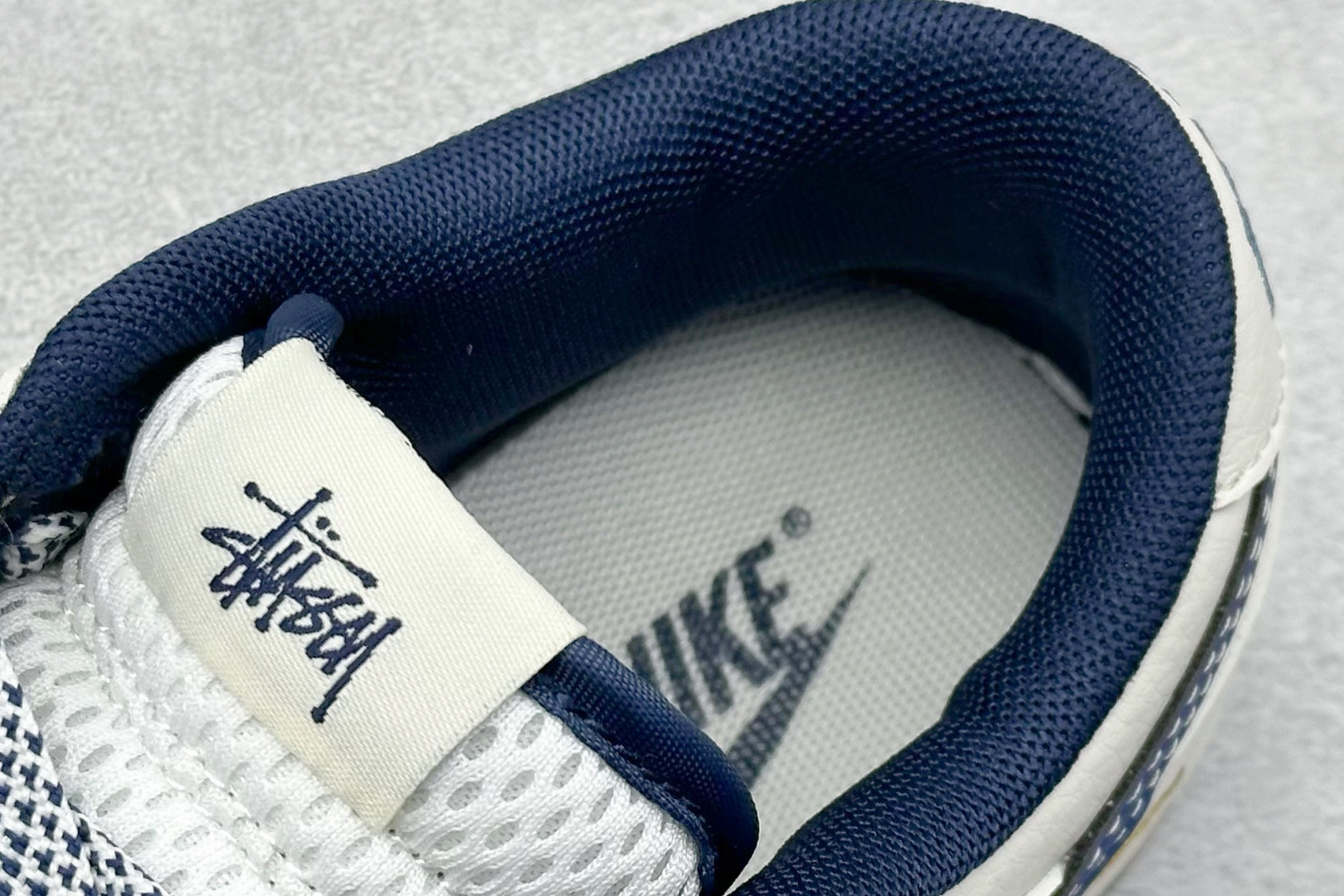 图片[8]-Nike SB Dunk Low“ 斯图西联名——金锈米蓝” 周年高端定制 低帮休闲板鞋 定制鞋盒 大厂纯原品质出货 超高清洁度 皮料切割干净无任何毛边 细节完美 货号：XY1688-011 尺码：36 36.5 37.5 38 38.5 39 40 40.5 41 42 42.5 43 44 44.5 45-选品中心