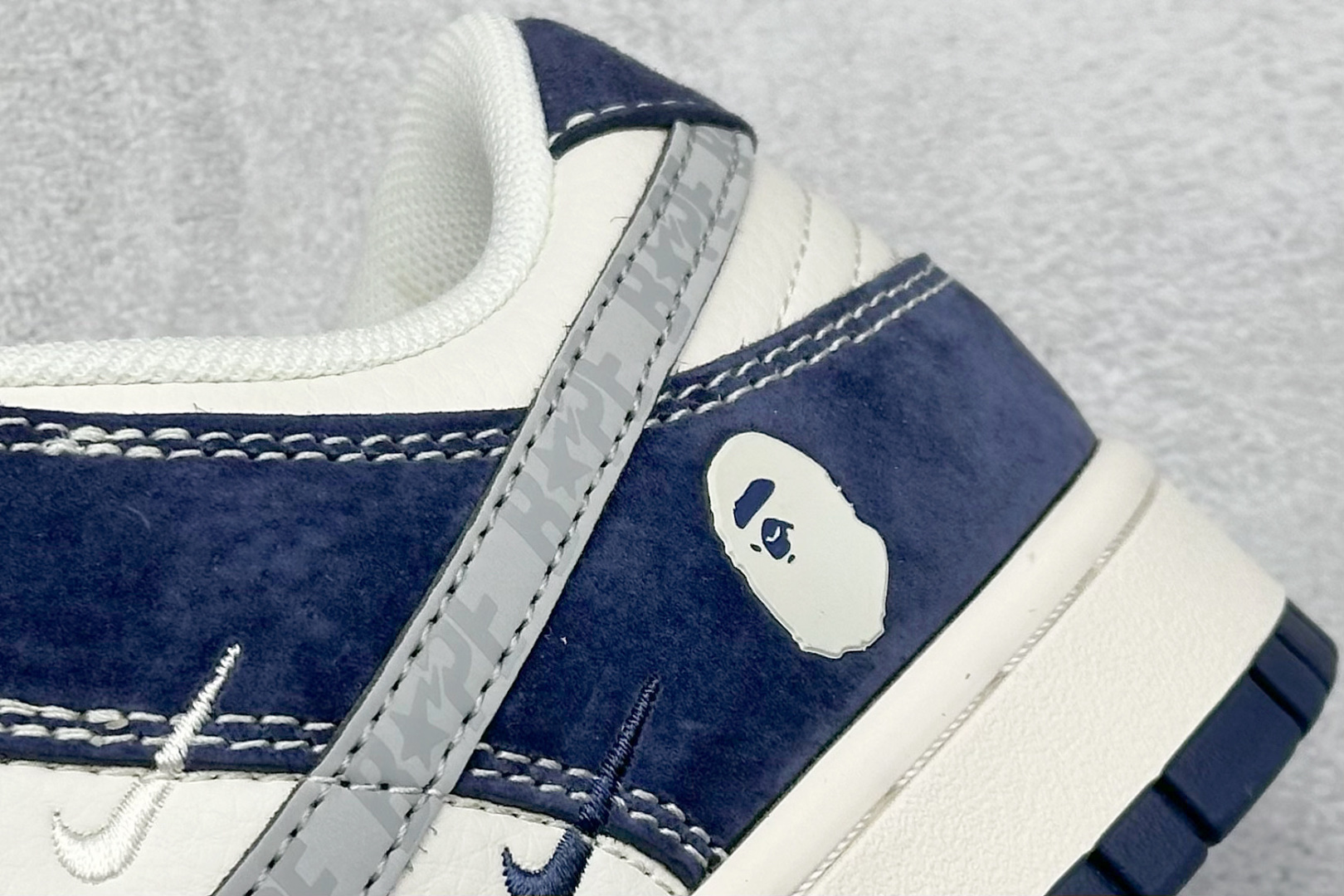 图片[9]-NIKE SB Dunk Low“ Bape联名——米黑灰” 周年高端定制 低帮休闲板鞋 定制鞋盒 大厂纯原品质出货 超高清洁度 皮料切割干净无任何毛边 细节完美 货号：XY1688-008 尺码：36 36.5 37.5 38 38.5 39 40 40.5 41 42 42.5 43 44 44.5 45-选品中心