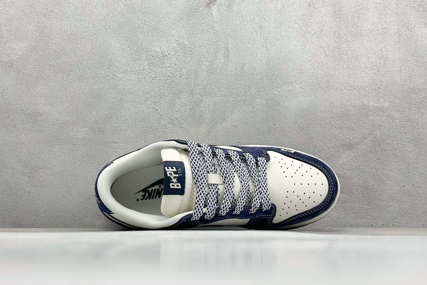 图片[3]-NIKE SB Dunk Low“ Bape联名——米黑灰” 周年高端定制 低帮休闲板鞋 定制鞋盒 大厂纯原品质出货 超高清洁度 皮料切割干净无任何毛边 细节完美 货号：XY1688-008 尺码：36 36.5 37.5 38 38.5 39 40 40.5 41 42 42.5 43 44 44.5 45-选品中心