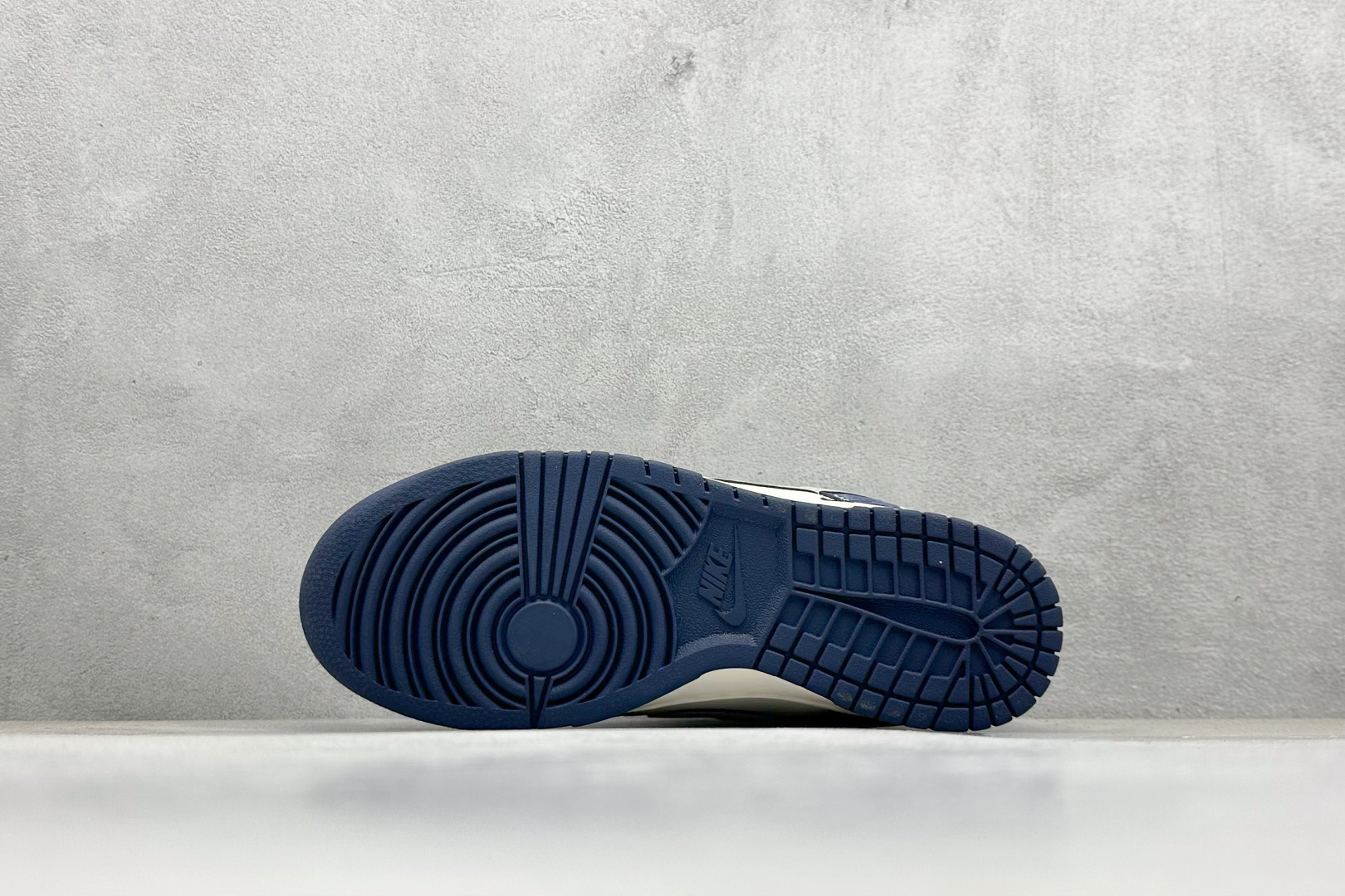 图片[4]-NIKE SB Dunk Low“ Bape联名——米黑灰” 周年高端定制 低帮休闲板鞋 定制鞋盒 大厂纯原品质出货 超高清洁度 皮料切割干净无任何毛边 细节完美 货号：XY1688-008 尺码：36 36.5 37.5 38 38.5 39 40 40.5 41 42 42.5 43 44 44.5 45-选品中心