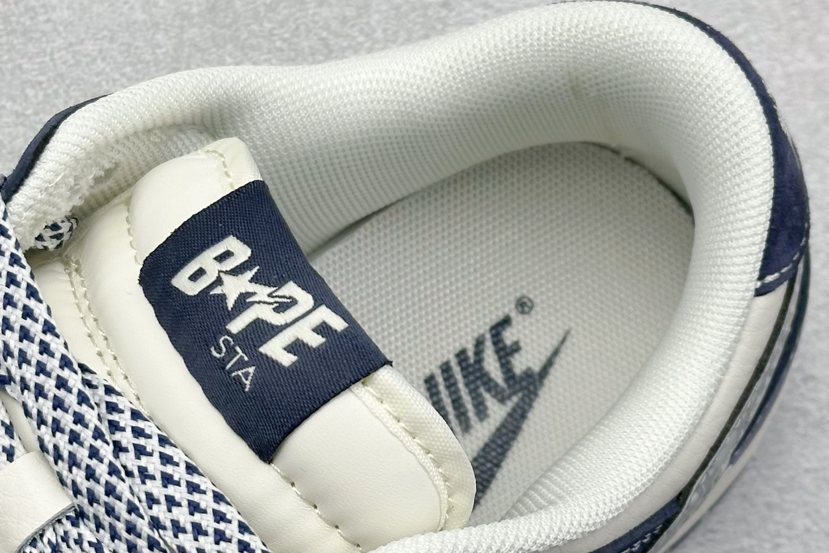 图片[8]-NIKE SB Dunk Low“ Bape联名——米黑灰” 周年高端定制 低帮休闲板鞋 定制鞋盒 大厂纯原品质出货 超高清洁度 皮料切割干净无任何毛边 细节完美 货号：XY1688-008 尺码：36 36.5 37.5 38 38.5 39 40 40.5 41 42 42.5 43 44 44.5 45-选品中心