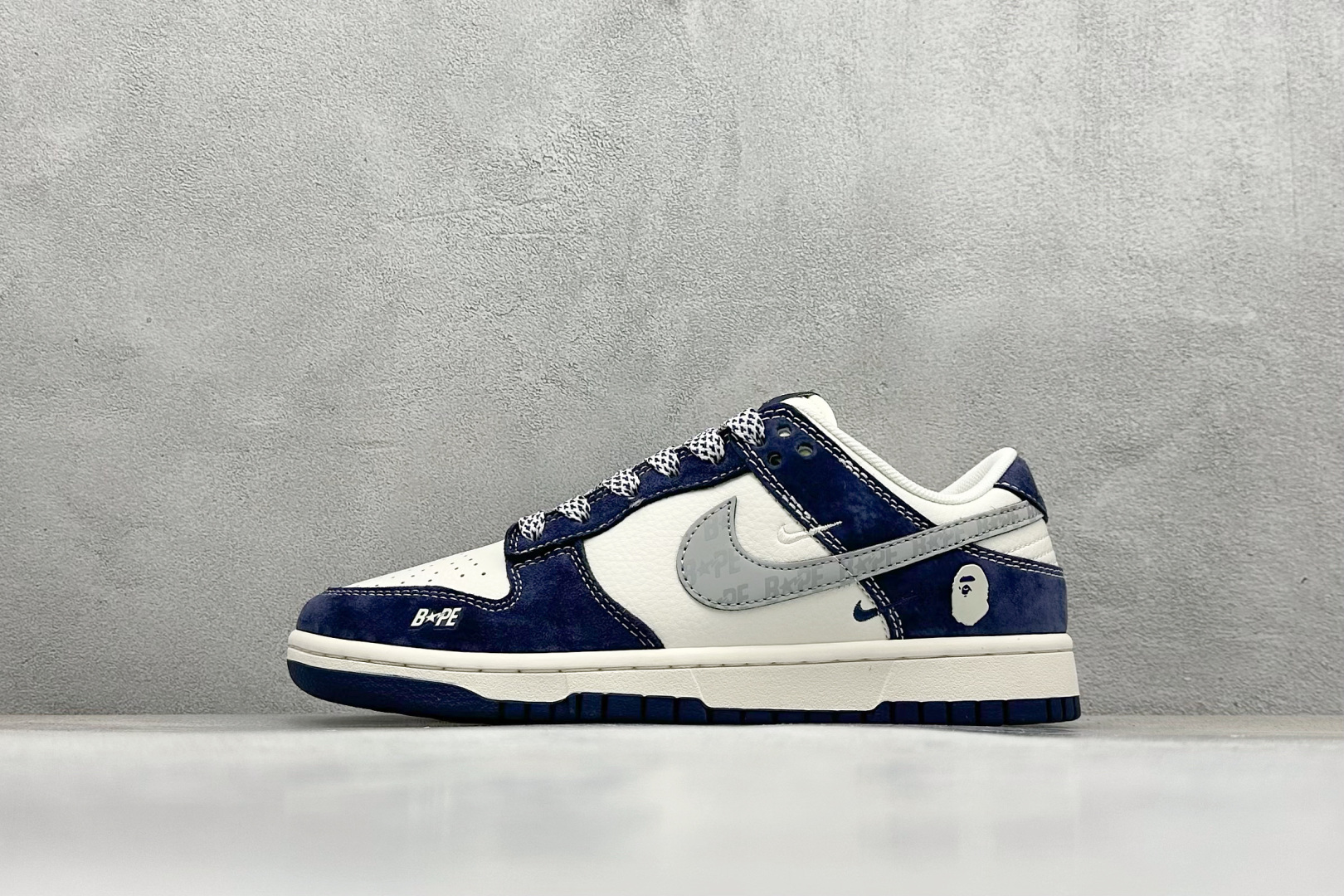 NIKE SB Dunk Low“ Bape联名——米黑灰” 周年高端定制 低帮休闲板鞋 定制鞋盒 大厂纯原品质出货 超高清洁度 皮料切割干净无任何毛边 细节完美 货号：XY1688-008 尺码：36 36.5 37.5 38 38.5 39 40 40.5 41 42 42.5 43 44 44.5 45-选品中心