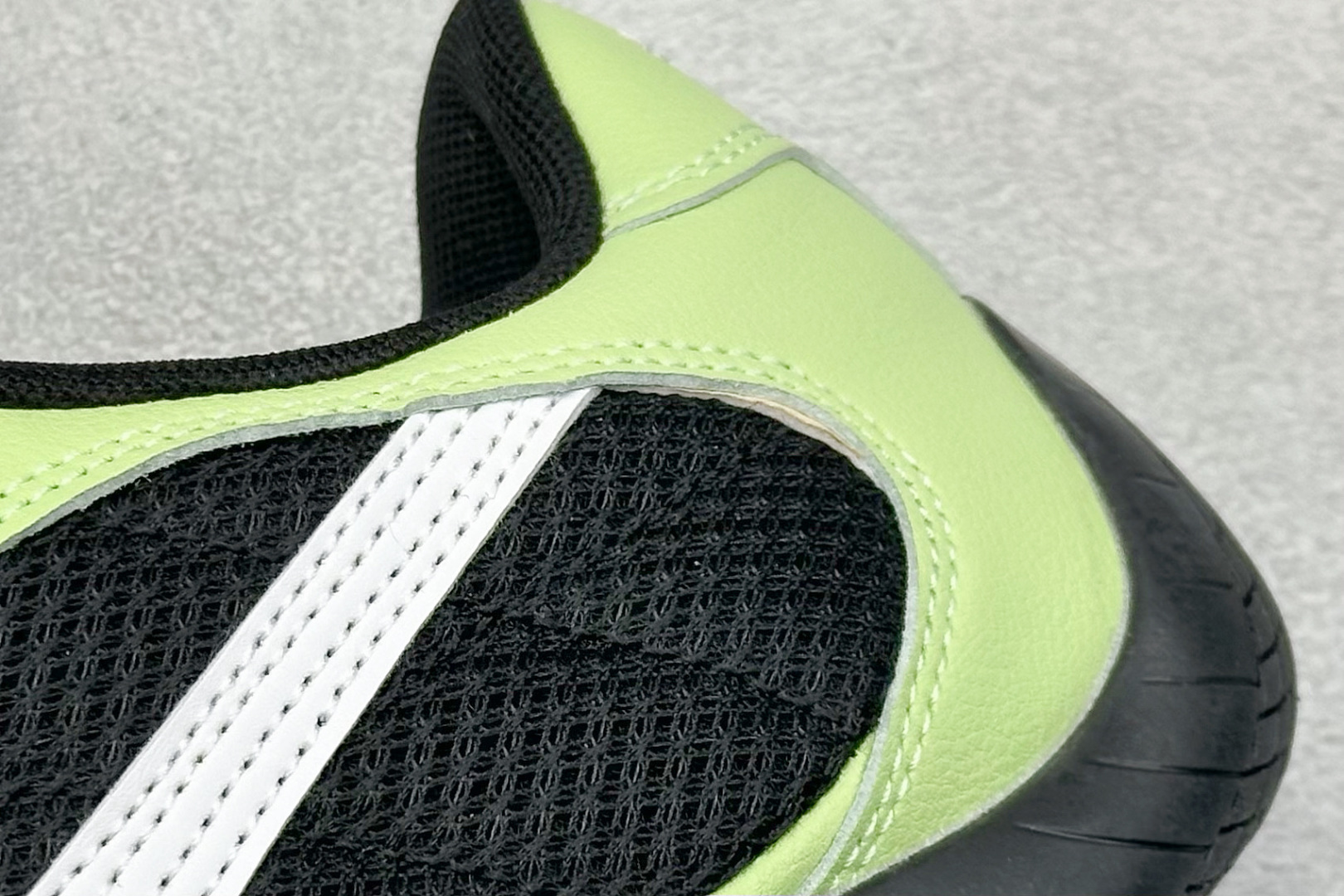 图片[9]-HY性价比Puma Speedcet OG 彪马低帮复古运动休闲赛车跑鞋 以趣味十足又前卫复古的设计引领潮流，将赛道精神融入街头时尚，开启前卫竞速之旅。融入经典配色，主打前卫复古风。鞋款的鞋侧以复古的流线造型，缀以经典Logo，巧妙吸睛；麂皮+网眼融合舒适鞋面，赋予了独特的个性美学，演绎赛车的无尽能量。 货号：402995-01 尺码：36-45-选品中心