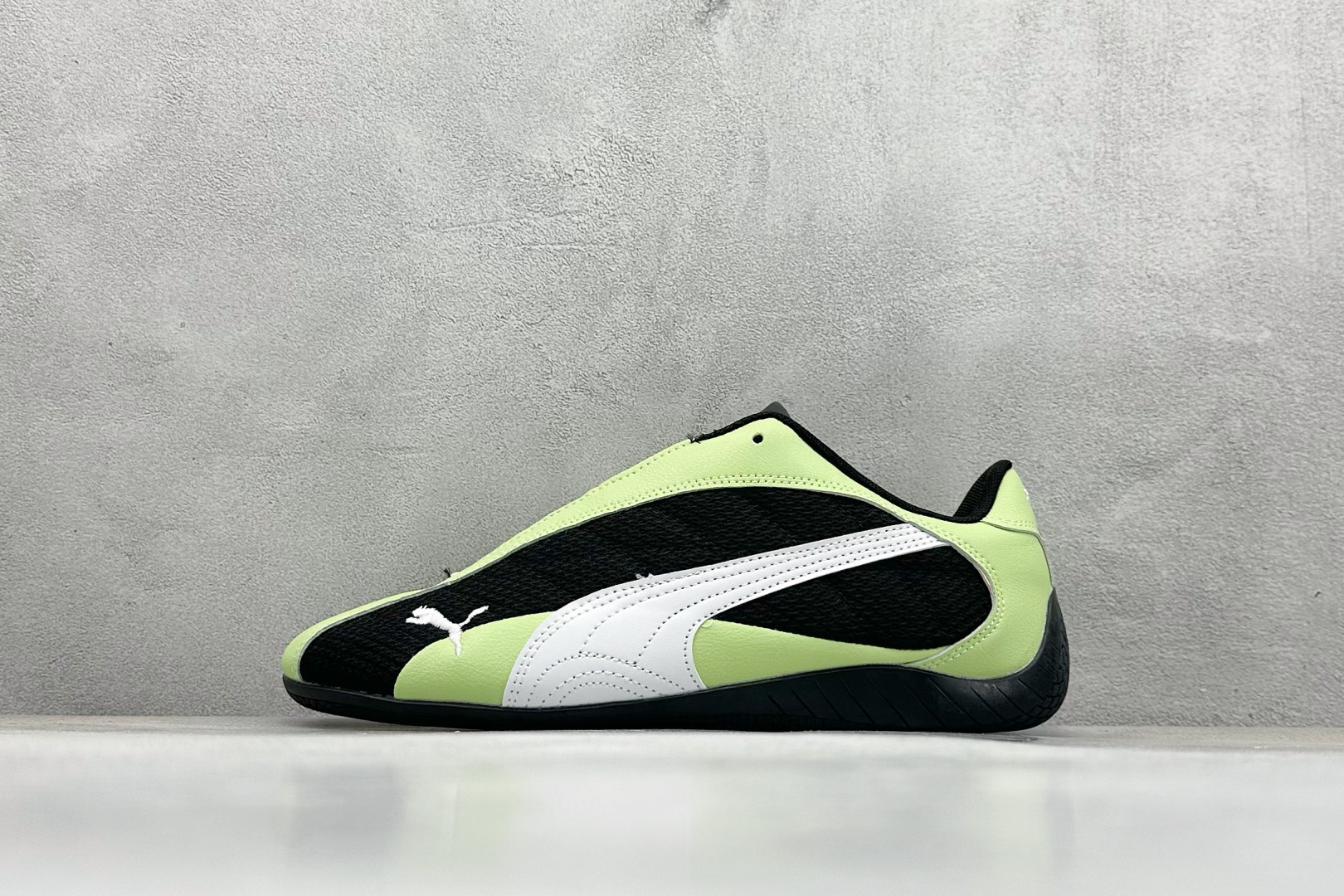 HY性价比Puma Speedcet OG 彪马低帮复古运动休闲赛车跑鞋 以趣味十足又前卫复古的设计引领潮流，将赛道精神融入街头时尚，开启前卫竞速之旅。融入经典配色，主打前卫复古风。鞋款的鞋侧以复古的流线造型，缀以经典Logo，巧妙吸睛；麂皮+网眼融合舒适鞋面，赋予了独特的个性美学，演绎赛车的无尽能量。 货号：402995-01 尺码：36-45-选品中心