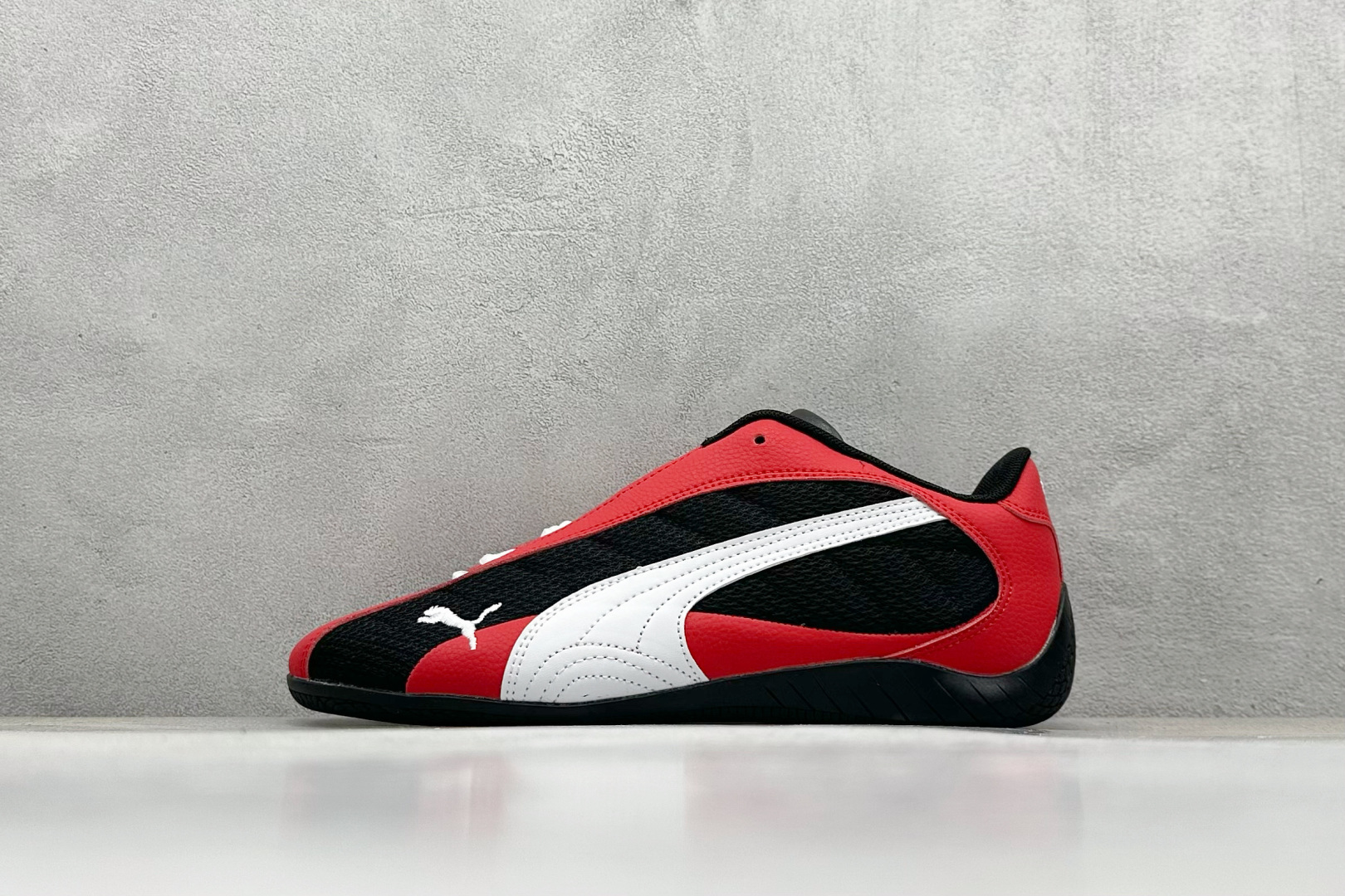 HY性价比Puma Speedcet OG 彪马低帮复古运动休闲赛车跑鞋 以趣味十足又前卫复古的设计引领潮流，将赛道精神融入街头时尚，开启前卫竞速之旅。融入经典配色，主打前卫复古风。鞋款的鞋侧以复古的流线造型，缀以经典Logo，巧妙吸睛；麂皮+网眼融合舒适鞋面，赋予了独特的个性美学，演绎赛车的无尽能量。 货号：402995-02 尺码：36-45-选品中心