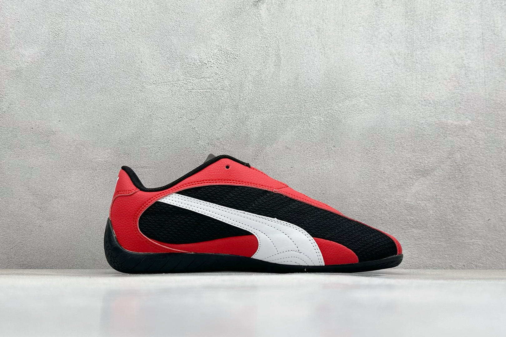 图片[2]-HY性价比Puma Speedcet OG 彪马低帮复古运动休闲赛车跑鞋 以趣味十足又前卫复古的设计引领潮流，将赛道精神融入街头时尚，开启前卫竞速之旅。融入经典配色，主打前卫复古风。鞋款的鞋侧以复古的流线造型，缀以经典Logo，巧妙吸睛；麂皮+网眼融合舒适鞋面，赋予了独特的个性美学，演绎赛车的无尽能量。 货号：402995-02 尺码：36-45-选品中心