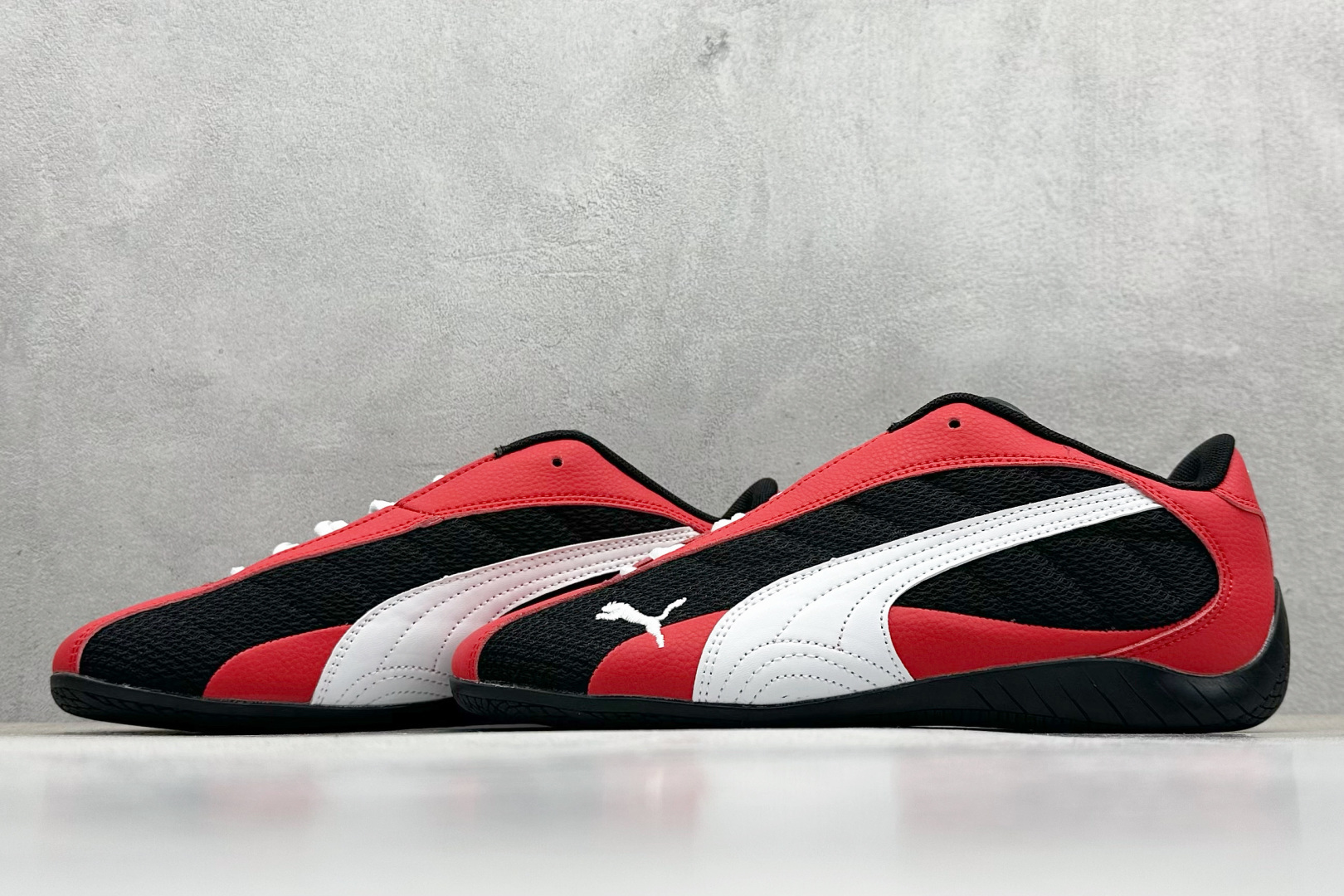 图片[5]-HY性价比Puma Speedcet OG 彪马低帮复古运动休闲赛车跑鞋 以趣味十足又前卫复古的设计引领潮流，将赛道精神融入街头时尚，开启前卫竞速之旅。融入经典配色，主打前卫复古风。鞋款的鞋侧以复古的流线造型，缀以经典Logo，巧妙吸睛；麂皮+网眼融合舒适鞋面，赋予了独特的个性美学，演绎赛车的无尽能量。 货号：402995-02 尺码：36-45-选品中心