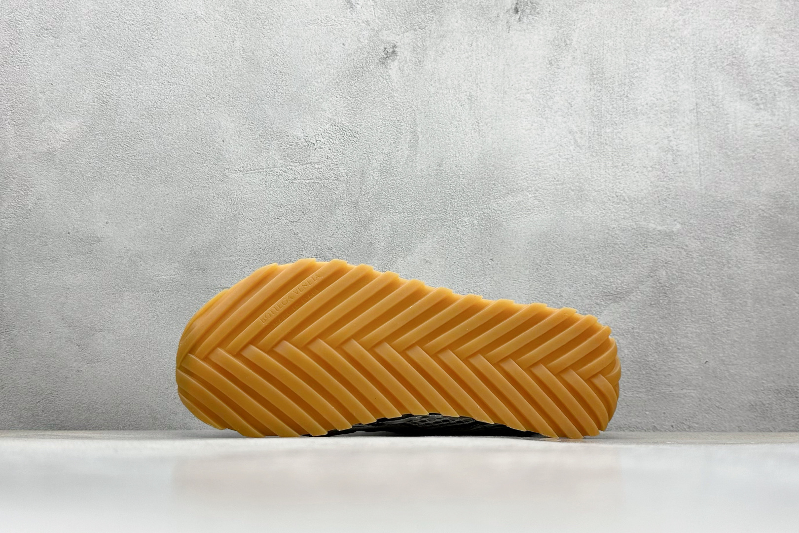 图片[4]-S版BOTTEGA VENETA Orbit Runner BV葆蝶家时尚休闲王一博同款老爹鞋运动鞋 原版开发 一比一打造 相似度百分之99以上 市场一梯队级别品质 区别市场任何标文顶级品质版本 采用轻质科技网布面料 搭配几何图案设计橡胶外底 王炸系列 高版本 认准套包工艺 实际增高很多哦 还是一样显腿细非常nice 耐玩耐造 对标对版 套包鞋工艺 认准高版本 大底选用拼色TPU大底 配置原版包装 尺码：36-47-选品中心