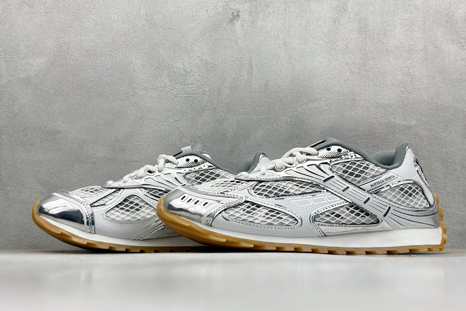 图片[5]-S版BOTTEGA VENETA Orbit Runner BV葆蝶家时尚休闲王一博同款老爹鞋运动鞋 原版开发 一比一打造 相似度百分之99以上 市场一梯队级别品质 区别市场任何标文顶级品质版本 采用轻质科技网布面料 搭配几何图案设计橡胶外底 王炸系列 高版本 认准套包工艺 实际增高很多哦 还是一样显腿细非常nice 耐玩耐造 对标对版 套包鞋工艺 认准高版本 大底选用拼色TPU大底 配置原版包装 尺码：36-47-选品中心