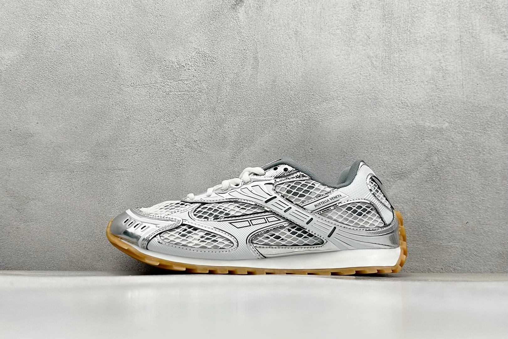 S版BOTTEGA VENETA Orbit Runner BV葆蝶家时尚休闲王一博同款老爹鞋运动鞋 原版开发 一比一打造 相似度百分之99以上 市场一梯队级别品质 区别市场任何标文顶级品质版本 采用轻质科技网布面料 搭配几何图案设计橡胶外底 王炸系列 高版本 认准套包工艺 实际增高很多哦 还是一样显腿细非常nice 耐玩耐造 对标对版 套包鞋工艺 认准高版本 大底选用拼色TPU大底 配置原版包装 尺码：36-47-选品中心