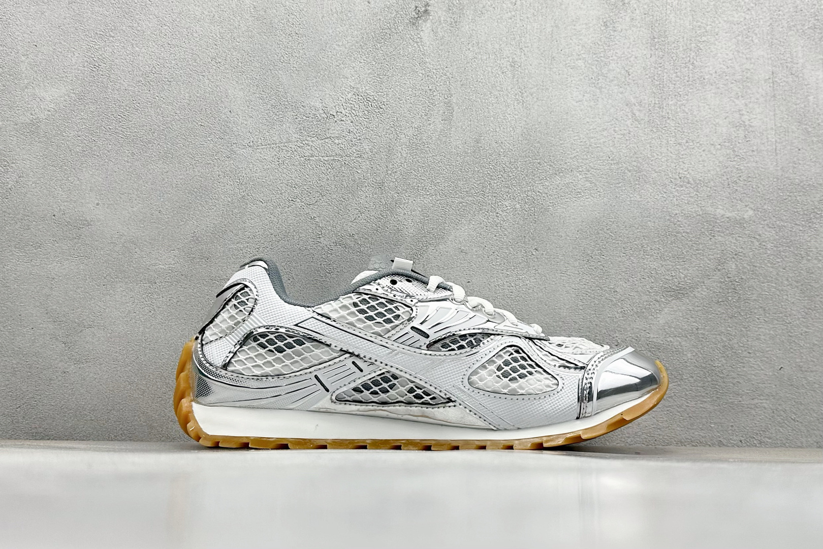 图片[2]-S版BOTTEGA VENETA Orbit Runner BV葆蝶家时尚休闲王一博同款老爹鞋运动鞋 原版开发 一比一打造 相似度百分之99以上 市场一梯队级别品质 区别市场任何标文顶级品质版本 采用轻质科技网布面料 搭配几何图案设计橡胶外底 王炸系列 高版本 认准套包工艺 实际增高很多哦 还是一样显腿细非常nice 耐玩耐造 对标对版 套包鞋工艺 认准高版本 大底选用拼色TPU大底 配置原版包装 尺码：36-47-选品中心