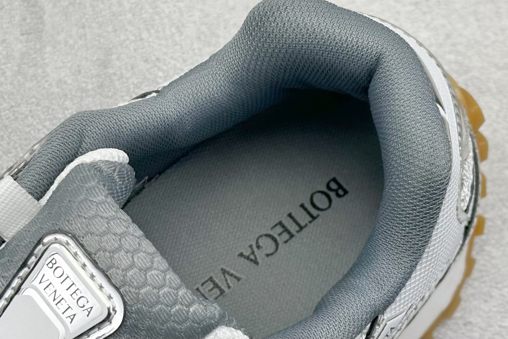 图片[8]-S版BOTTEGA VENETA Orbit Runner BV葆蝶家时尚休闲王一博同款老爹鞋运动鞋 原版开发 一比一打造 相似度百分之99以上 市场一梯队级别品质 区别市场任何标文顶级品质版本 采用轻质科技网布面料 搭配几何图案设计橡胶外底 王炸系列 高版本 认准套包工艺 实际增高很多哦 还是一样显腿细非常nice 耐玩耐造 对标对版 套包鞋工艺 认准高版本 大底选用拼色TPU大底 配置原版包装 尺码：36-47-选品中心