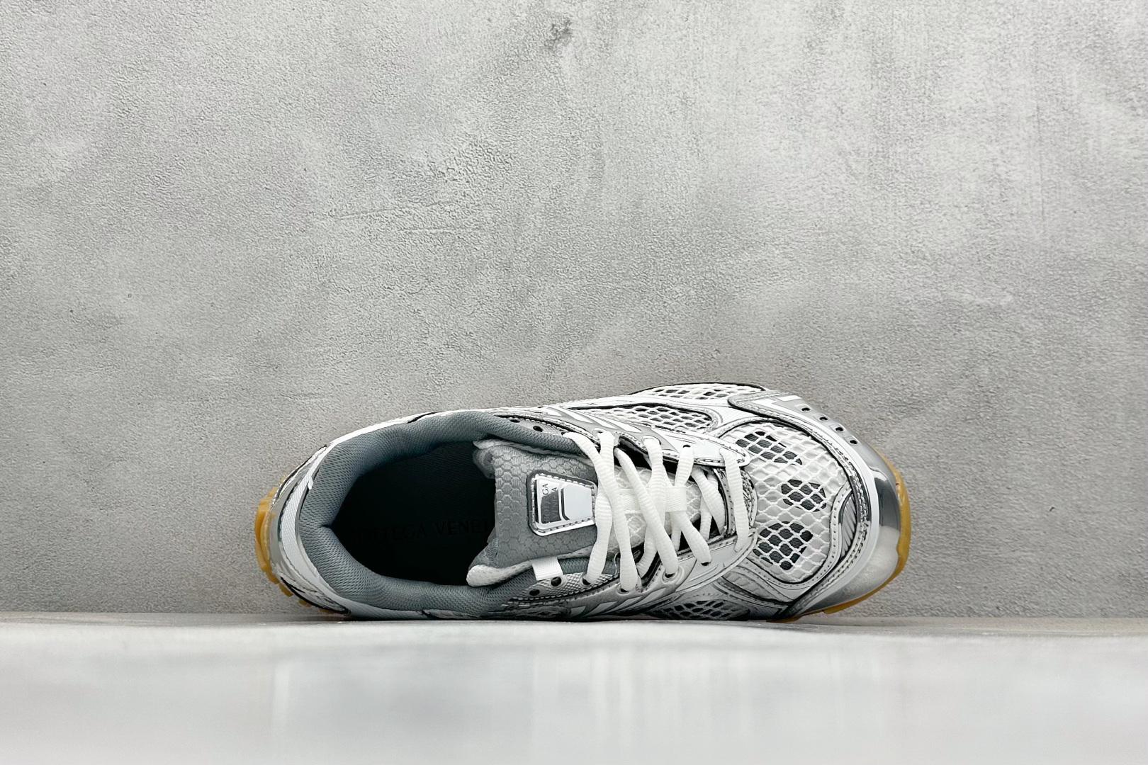 图片[3]-S版BOTTEGA VENETA Orbit Runner BV葆蝶家时尚休闲王一博同款老爹鞋运动鞋 原版开发 一比一打造 相似度百分之99以上 市场一梯队级别品质 区别市场任何标文顶级品质版本 采用轻质科技网布面料 搭配几何图案设计橡胶外底 王炸系列 高版本 认准套包工艺 实际增高很多哦 还是一样显腿细非常nice 耐玩耐造 对标对版 套包鞋工艺 认准高版本 大底选用拼色TPU大底 配置原版包装 尺码：36-47-选品中心