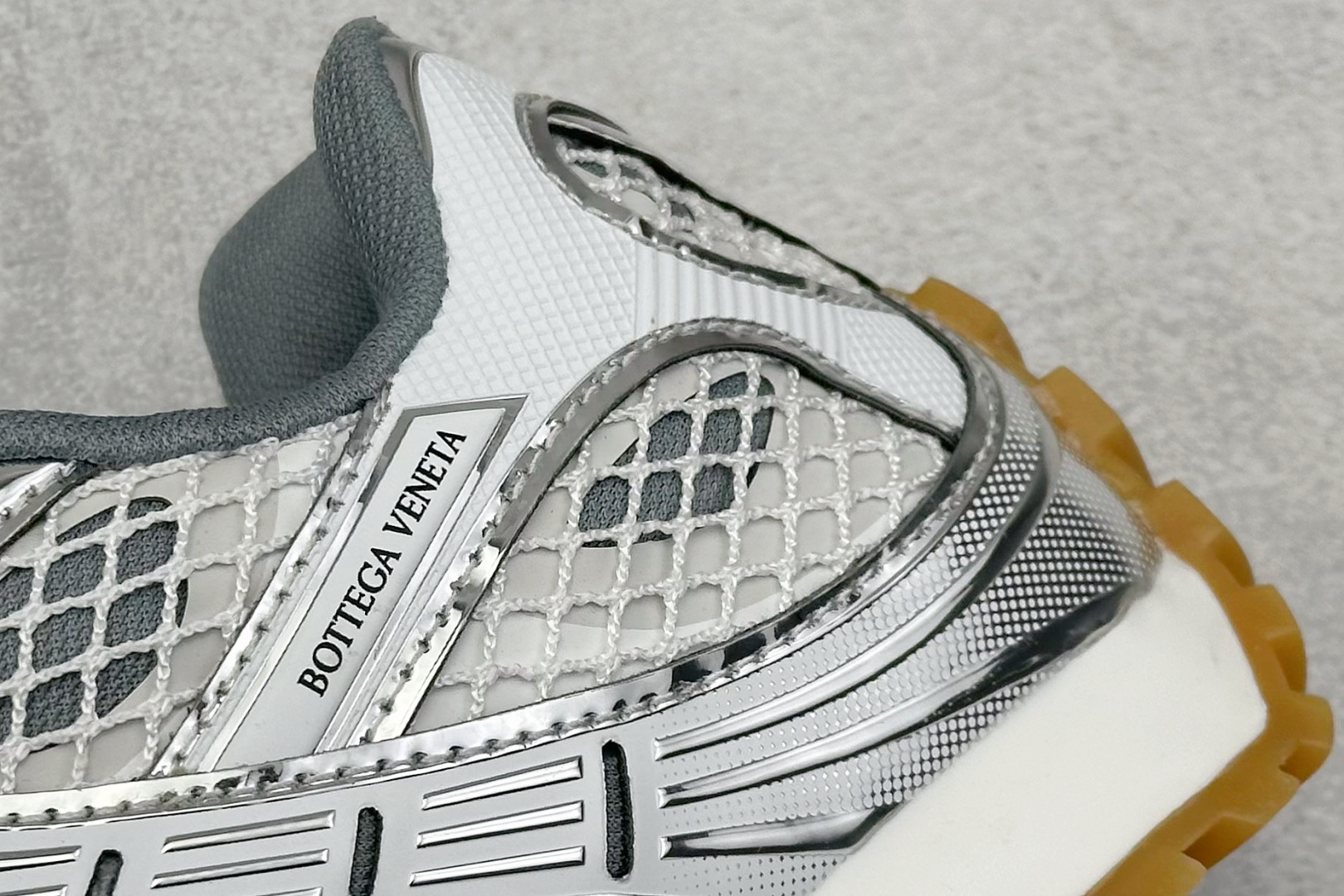 图片[9]-S版BOTTEGA VENETA Orbit Runner BV葆蝶家时尚休闲王一博同款老爹鞋运动鞋 原版开发 一比一打造 相似度百分之99以上 市场一梯队级别品质 区别市场任何标文顶级品质版本 采用轻质科技网布面料 搭配几何图案设计橡胶外底 王炸系列 高版本 认准套包工艺 实际增高很多哦 还是一样显腿细非常nice 耐玩耐造 对标对版 套包鞋工艺 认准高版本 大底选用拼色TPU大底 配置原版包装 尺码：36-47-选品中心