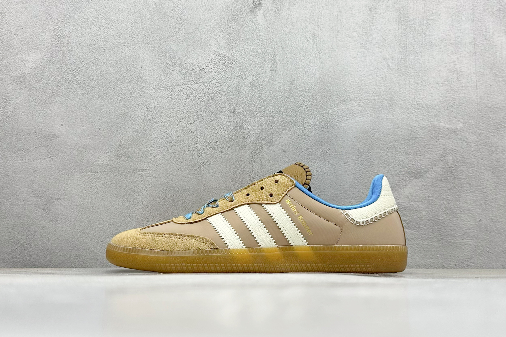 YH长青福利  AD Original Samba OG 复古经典轻便板鞋 带有装饰的超锁缝制和无缝的手感 柔软、柔软的皮革造型和标志性的3条纹完成了精致的外观 正规合身鞋带 鞋面上有绒面鞋垫 橡胶鞋底 享受正畸套筒软感 自50年代首次亮相以来就一直在赢得粉丝的青睐！ 货号：IH3261-选品中心