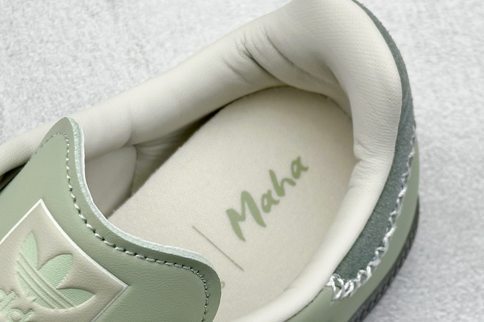 图片[8]-YH长青福利  AD Original Samba OG 复古经典轻便板鞋 带有装饰的超锁缝制和无缝的手感 柔软、柔软的皮革造型和标志性的3条纹完成了精致的外观 正规合身鞋带 鞋面上有绒面鞋垫 橡胶鞋底 享受正畸套筒软感 自50年代首次亮相以来就一直在赢得粉丝的青睐！ 货号：IE0967-选品中心