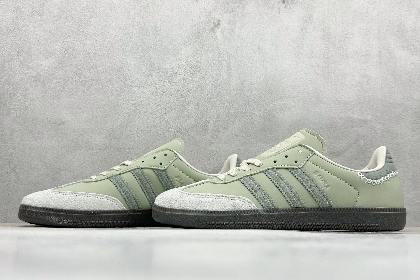 图片[5]-YH长青福利  AD Original Samba OG 复古经典轻便板鞋 带有装饰的超锁缝制和无缝的手感 柔软、柔软的皮革造型和标志性的3条纹完成了精致的外观 正规合身鞋带 鞋面上有绒面鞋垫 橡胶鞋底 享受正畸套筒软感 自50年代首次亮相以来就一直在赢得粉丝的青睐！ 货号：IE0967-选品中心