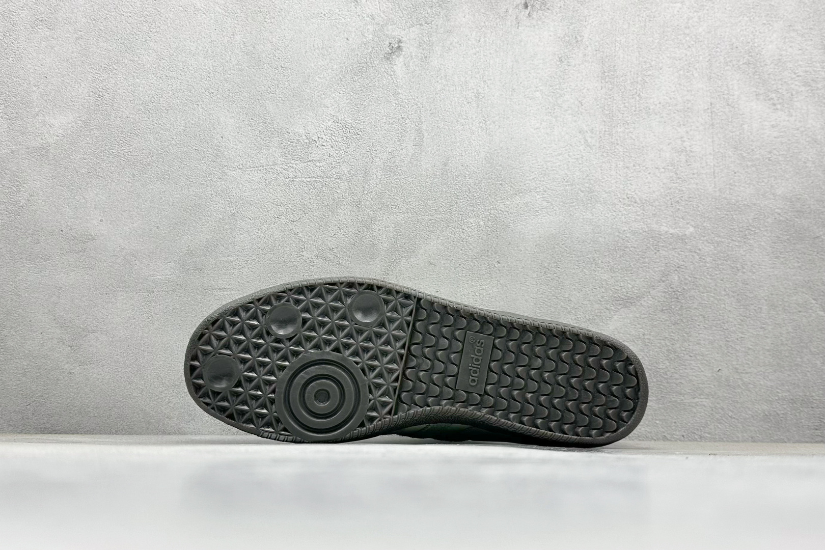 图片[4]-YH长青福利  AD Original Samba OG 复古经典轻便板鞋 带有装饰的超锁缝制和无缝的手感 柔软、柔软的皮革造型和标志性的3条纹完成了精致的外观 正规合身鞋带 鞋面上有绒面鞋垫 橡胶鞋底 享受正畸套筒软感 自50年代首次亮相以来就一直在赢得粉丝的青睐！ 货号：IE0967-选品中心