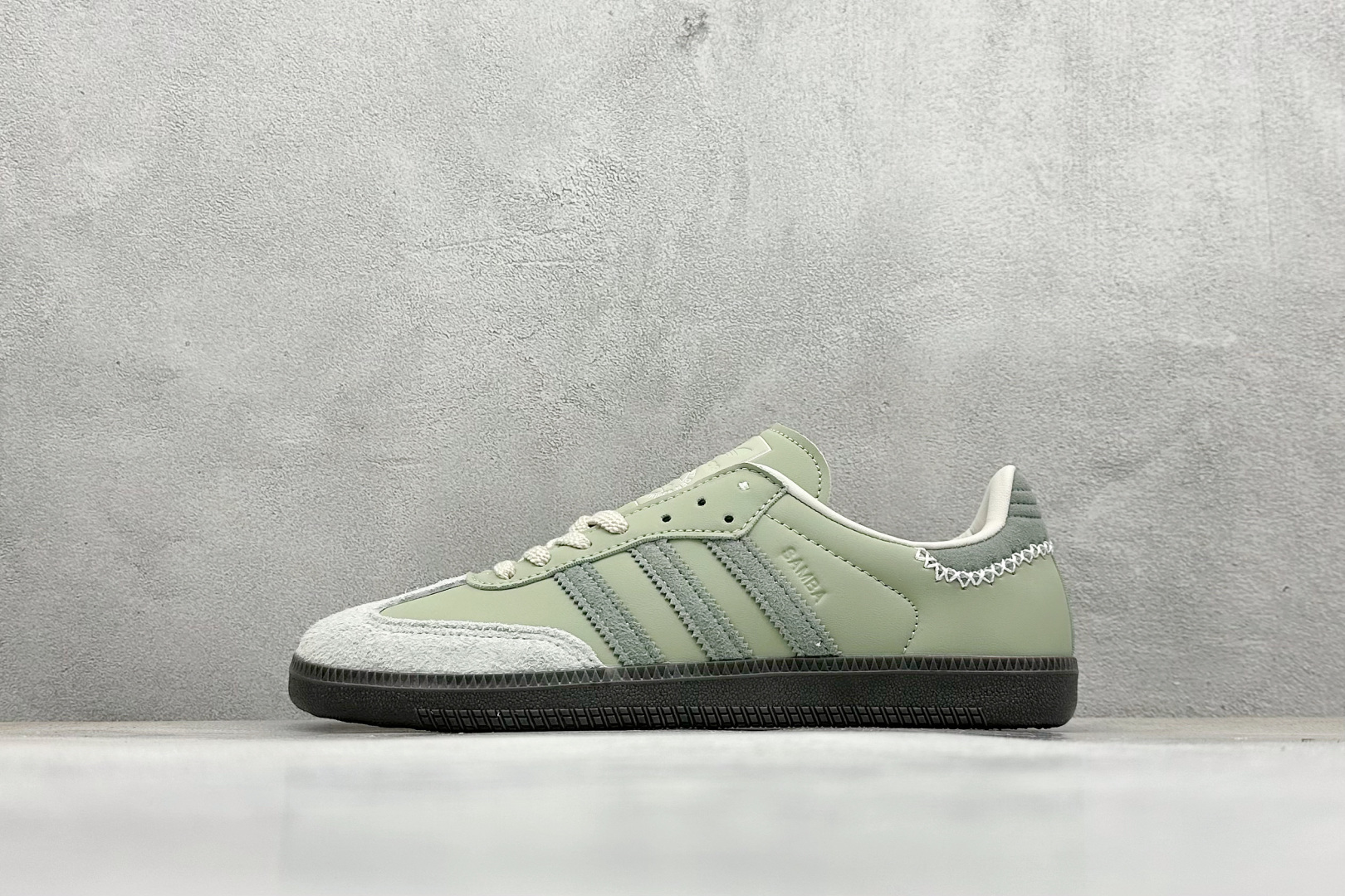 YH长青福利  AD Original Samba OG 复古经典轻便板鞋 带有装饰的超锁缝制和无缝的手感 柔软、柔软的皮革造型和标志性的3条纹完成了精致的外观 正规合身鞋带 鞋面上有绒面鞋垫 橡胶鞋底 享受正畸套筒软感 自50年代首次亮相以来就一直在赢得粉丝的青睐！ 货号：IE0967-选品中心