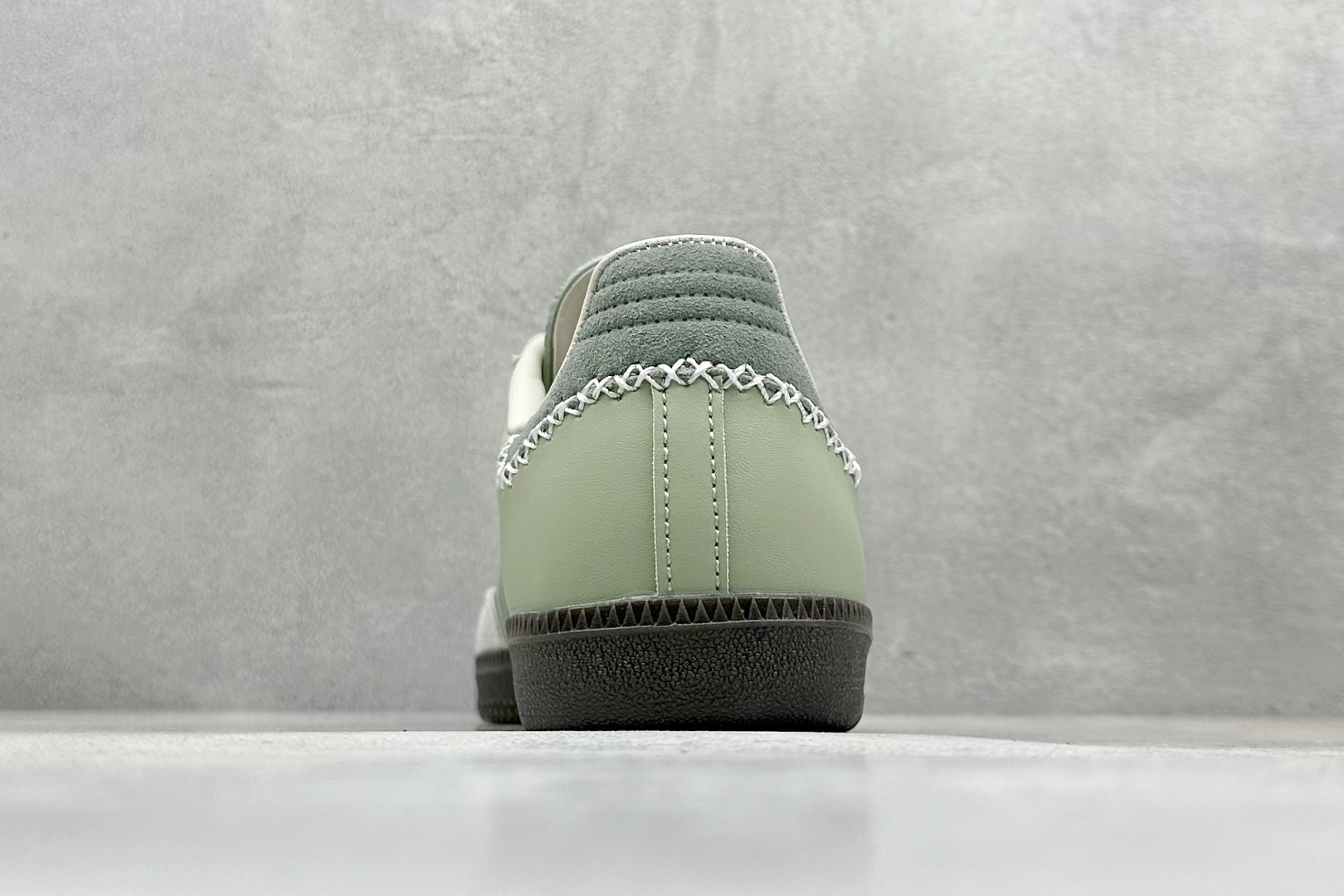 图片[6]-YH长青福利  AD Original Samba OG 复古经典轻便板鞋 带有装饰的超锁缝制和无缝的手感 柔软、柔软的皮革造型和标志性的3条纹完成了精致的外观 正规合身鞋带 鞋面上有绒面鞋垫 橡胶鞋底 享受正畸套筒软感 自50年代首次亮相以来就一直在赢得粉丝的青睐！ 货号：IE0967-选品中心