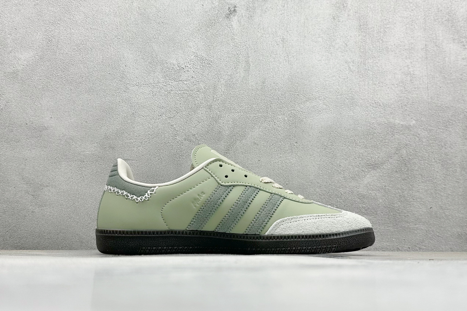 图片[2]-YH长青福利  AD Original Samba OG 复古经典轻便板鞋 带有装饰的超锁缝制和无缝的手感 柔软、柔软的皮革造型和标志性的3条纹完成了精致的外观 正规合身鞋带 鞋面上有绒面鞋垫 橡胶鞋底 享受正畸套筒软感 自50年代首次亮相以来就一直在赢得粉丝的青睐！ 货号：IE0967-选品中心