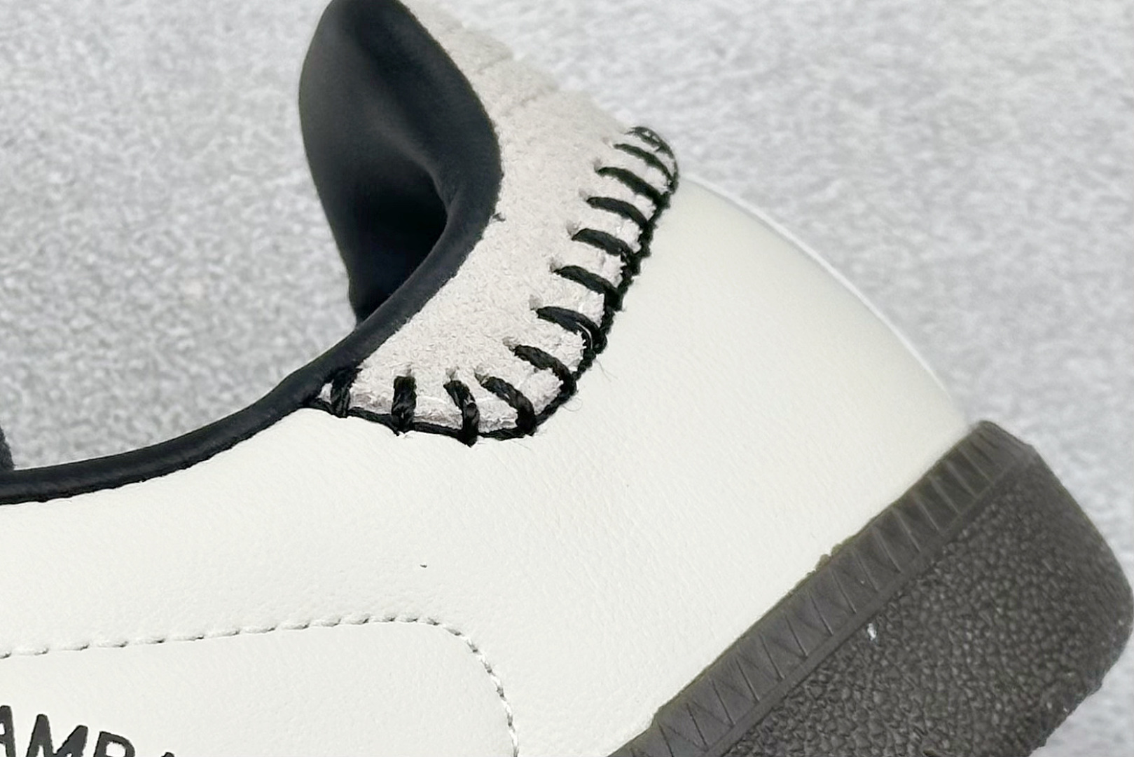 图片[9]-YH长青福利  AD Original Samba OG 复古经典轻便板鞋 带有装饰的超锁缝制和无缝的手感 柔软、柔软的皮革造型和标志性的3条纹完成了精致的外观 正规合身鞋带 鞋面上有绒面鞋垫 橡胶鞋底 享受正畸套筒软感 自50年代首次亮相以来就一直在赢得粉丝的青睐！ 货号：JI3931-选品中心