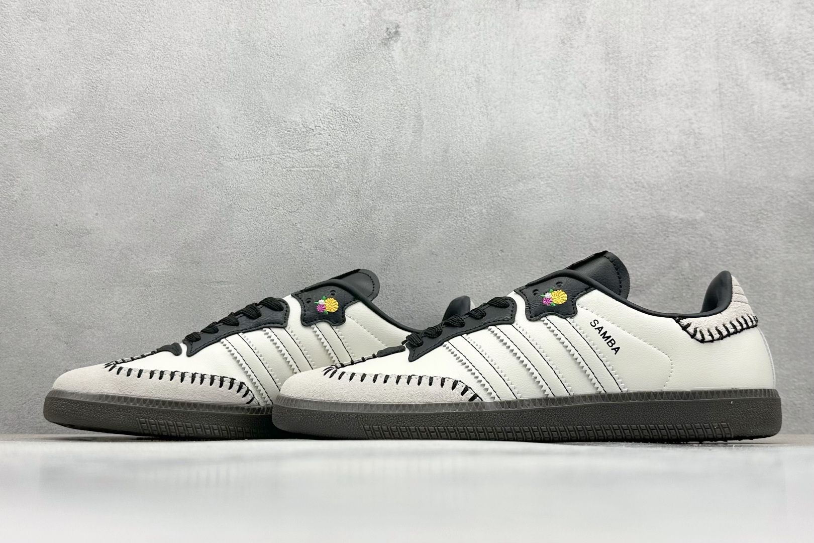 图片[5]-YH长青福利  AD Original Samba OG 复古经典轻便板鞋 带有装饰的超锁缝制和无缝的手感 柔软、柔软的皮革造型和标志性的3条纹完成了精致的外观 正规合身鞋带 鞋面上有绒面鞋垫 橡胶鞋底 享受正畸套筒软感 自50年代首次亮相以来就一直在赢得粉丝的青睐！ 货号：JI3931-选品中心
