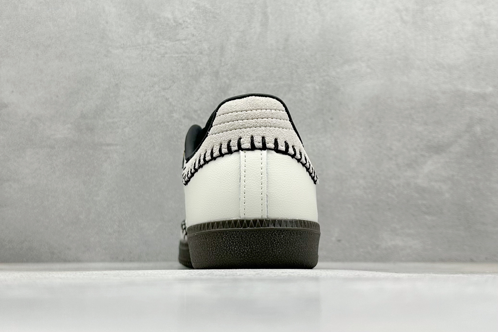 图片[6]-YH长青福利  AD Original Samba OG 复古经典轻便板鞋 带有装饰的超锁缝制和无缝的手感 柔软、柔软的皮革造型和标志性的3条纹完成了精致的外观 正规合身鞋带 鞋面上有绒面鞋垫 橡胶鞋底 享受正畸套筒软感 自50年代首次亮相以来就一直在赢得粉丝的青睐！ 货号：JI3931-选品中心