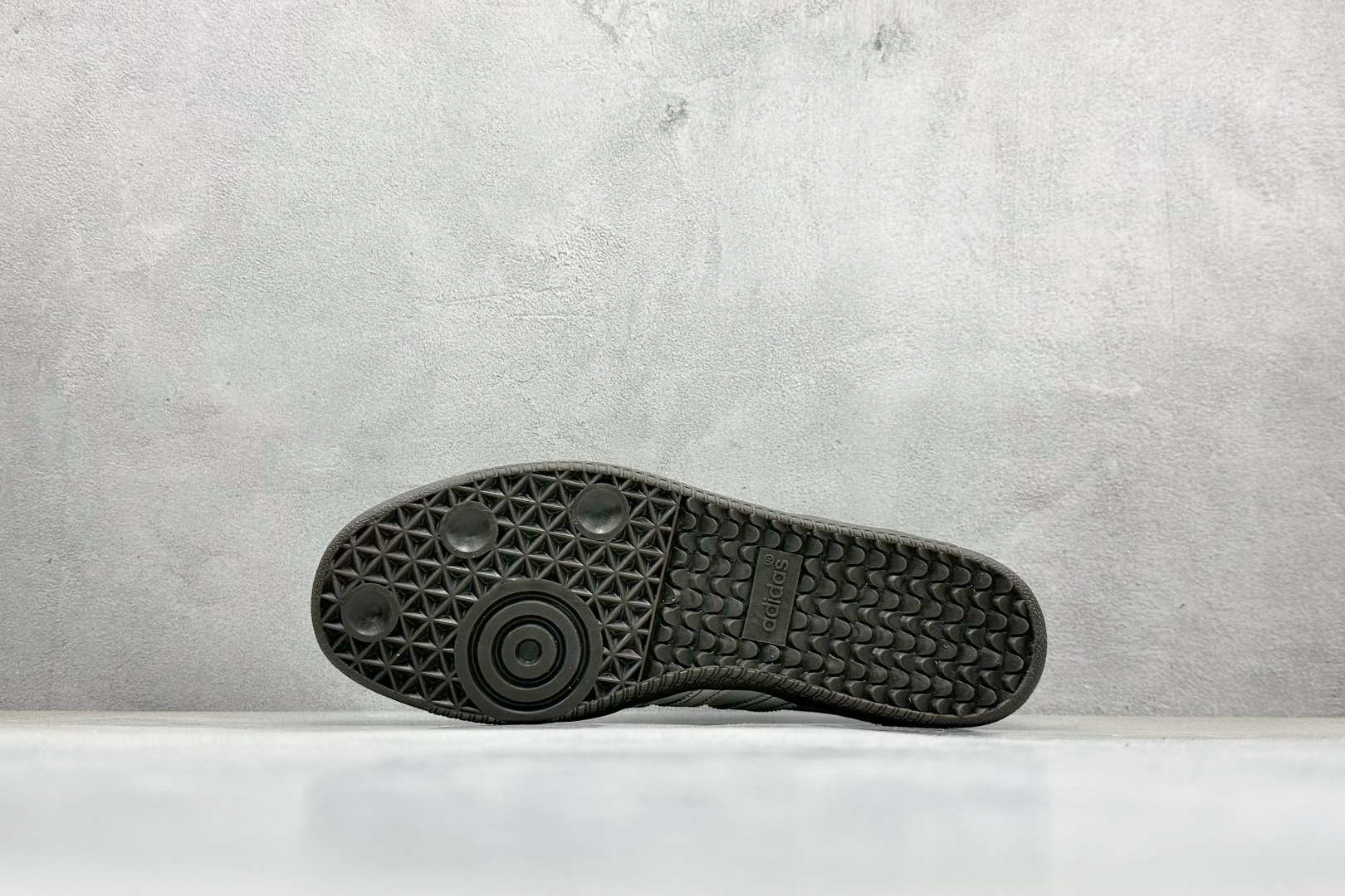 图片[4]-YH长青福利  AD Original Samba OG 复古经典轻便板鞋 带有装饰的超锁缝制和无缝的手感 柔软、柔软的皮革造型和标志性的3条纹完成了精致的外观 正规合身鞋带 鞋面上有绒面鞋垫 橡胶鞋底 享受正畸套筒软感 自50年代首次亮相以来就一直在赢得粉丝的青睐！ 货号：JI3931-选品中心