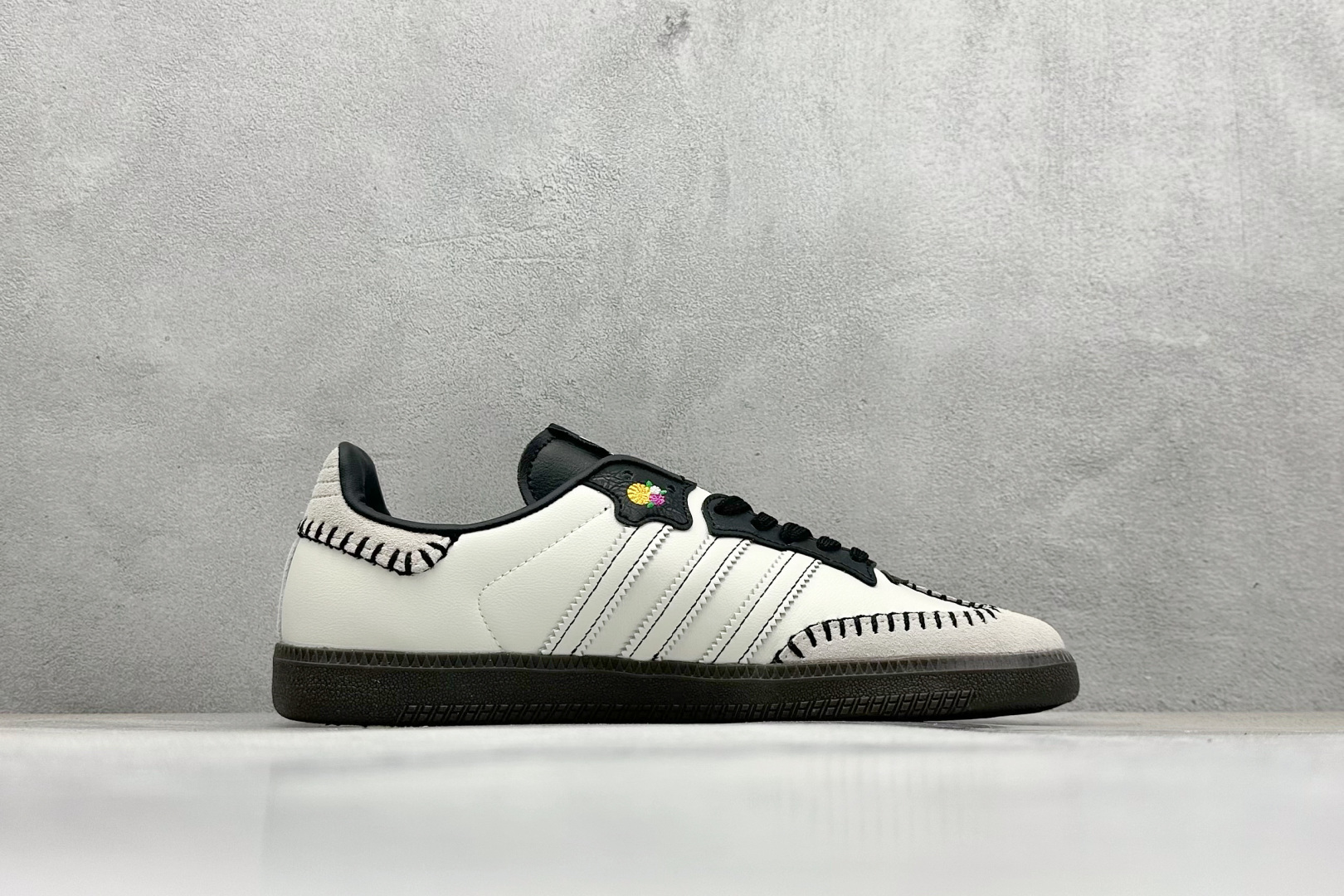 图片[2]-YH长青福利  AD Original Samba OG 复古经典轻便板鞋 带有装饰的超锁缝制和无缝的手感 柔软、柔软的皮革造型和标志性的3条纹完成了精致的外观 正规合身鞋带 鞋面上有绒面鞋垫 橡胶鞋底 享受正畸套筒软感 自50年代首次亮相以来就一直在赢得粉丝的青睐！ 货号：JI3931-选品中心