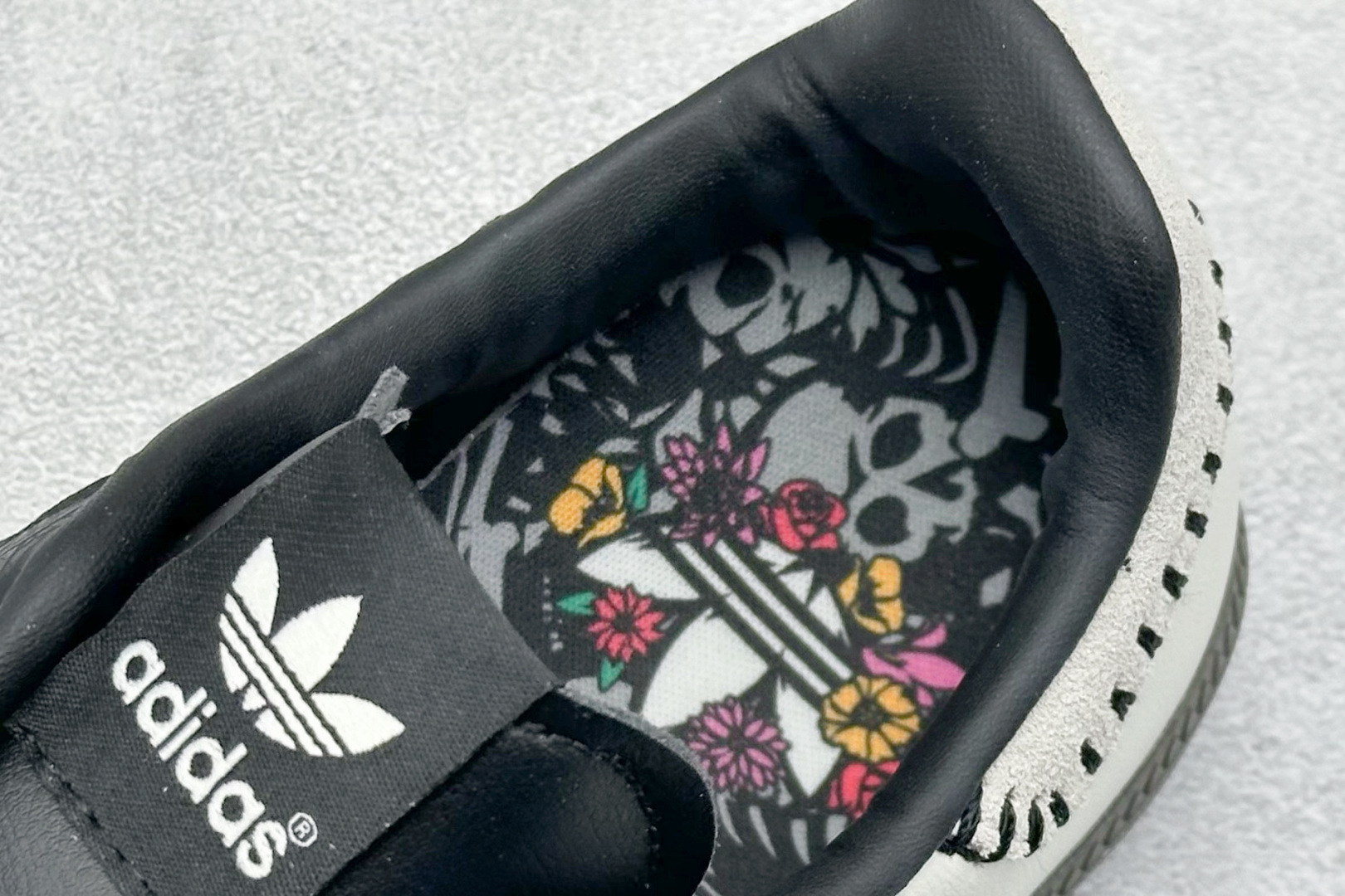 图片[8]-YH长青福利  AD Original Samba OG 复古经典轻便板鞋 带有装饰的超锁缝制和无缝的手感 柔软、柔软的皮革造型和标志性的3条纹完成了精致的外观 正规合身鞋带 鞋面上有绒面鞋垫 橡胶鞋底 享受正畸套筒软感 自50年代首次亮相以来就一直在赢得粉丝的青睐！ 货号：JI3931-选品中心