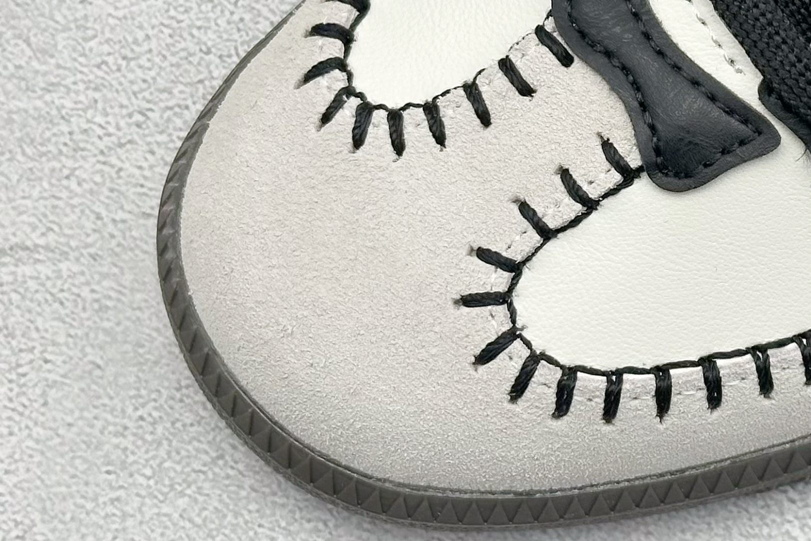 图片[7]-YH长青福利  AD Original Samba OG 复古经典轻便板鞋 带有装饰的超锁缝制和无缝的手感 柔软、柔软的皮革造型和标志性的3条纹完成了精致的外观 正规合身鞋带 鞋面上有绒面鞋垫 橡胶鞋底 享受正畸套筒软感 自50年代首次亮相以来就一直在赢得粉丝的青睐！ 货号：JI3931-选品中心